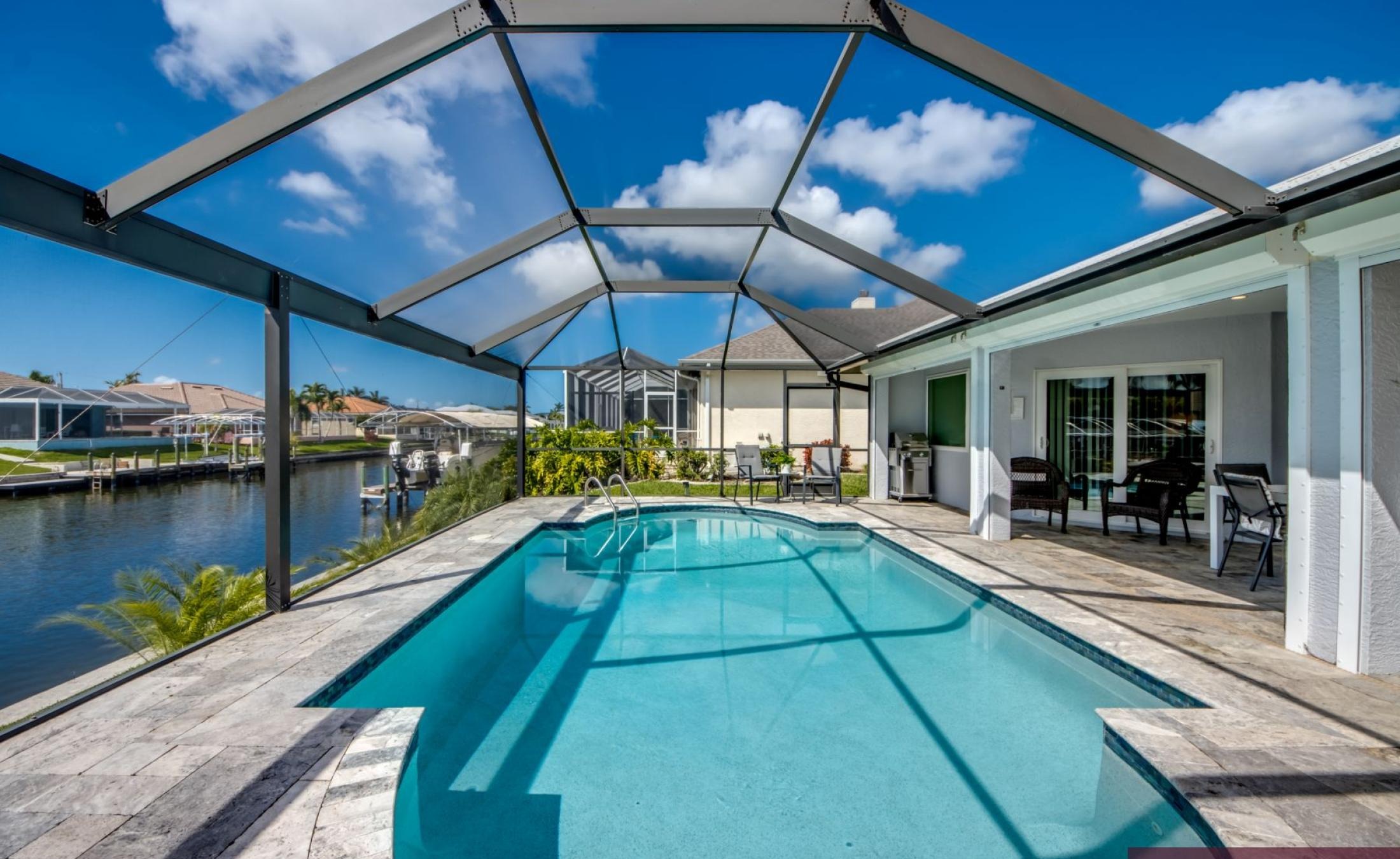 Beheizter Pool mit Sonnendeck in Südausrichtung am Kanal mit Bootsdock.