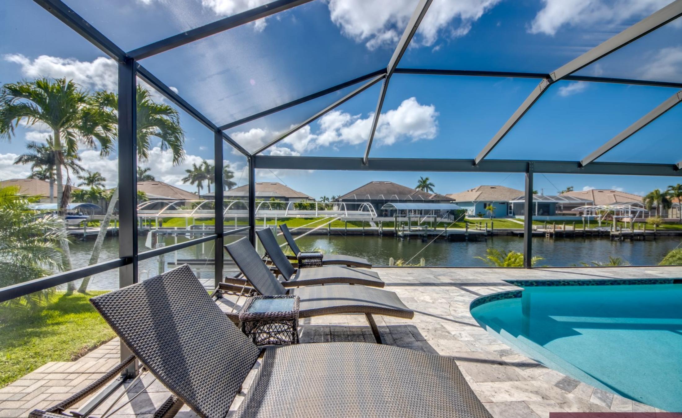 Sonniges Pooldeck mit beheiztem Pool am Kanal und privatem Bootsdock.