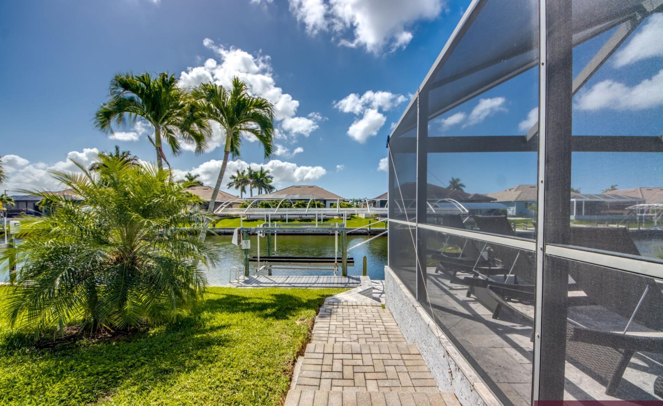 Beheizter Pool am Kanal mit Sonnendeck und privatem Bootsdock.