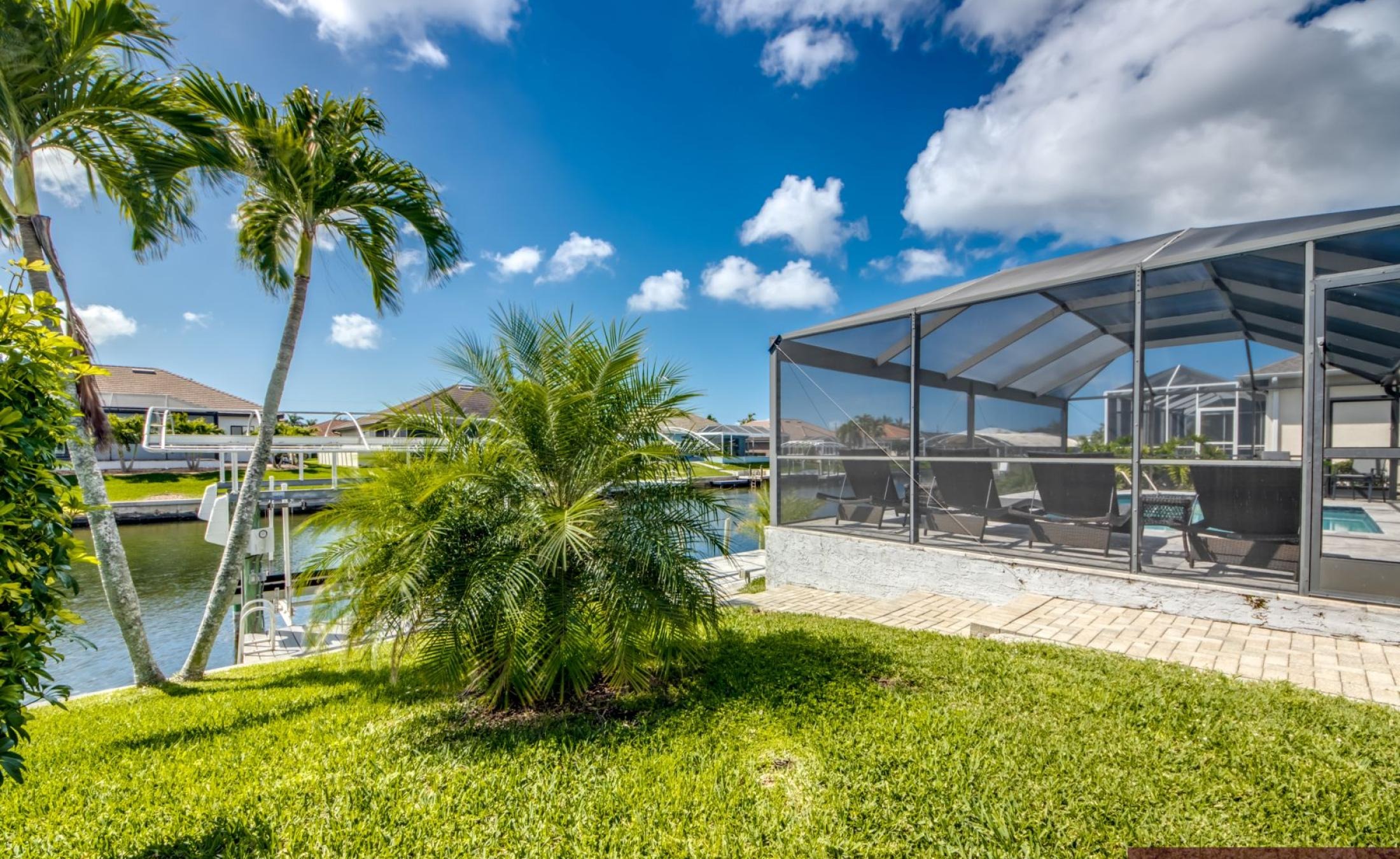 Beheizter Pool mit Sonnendeck in Südausrichtung am Kanal mit Bootsdock.