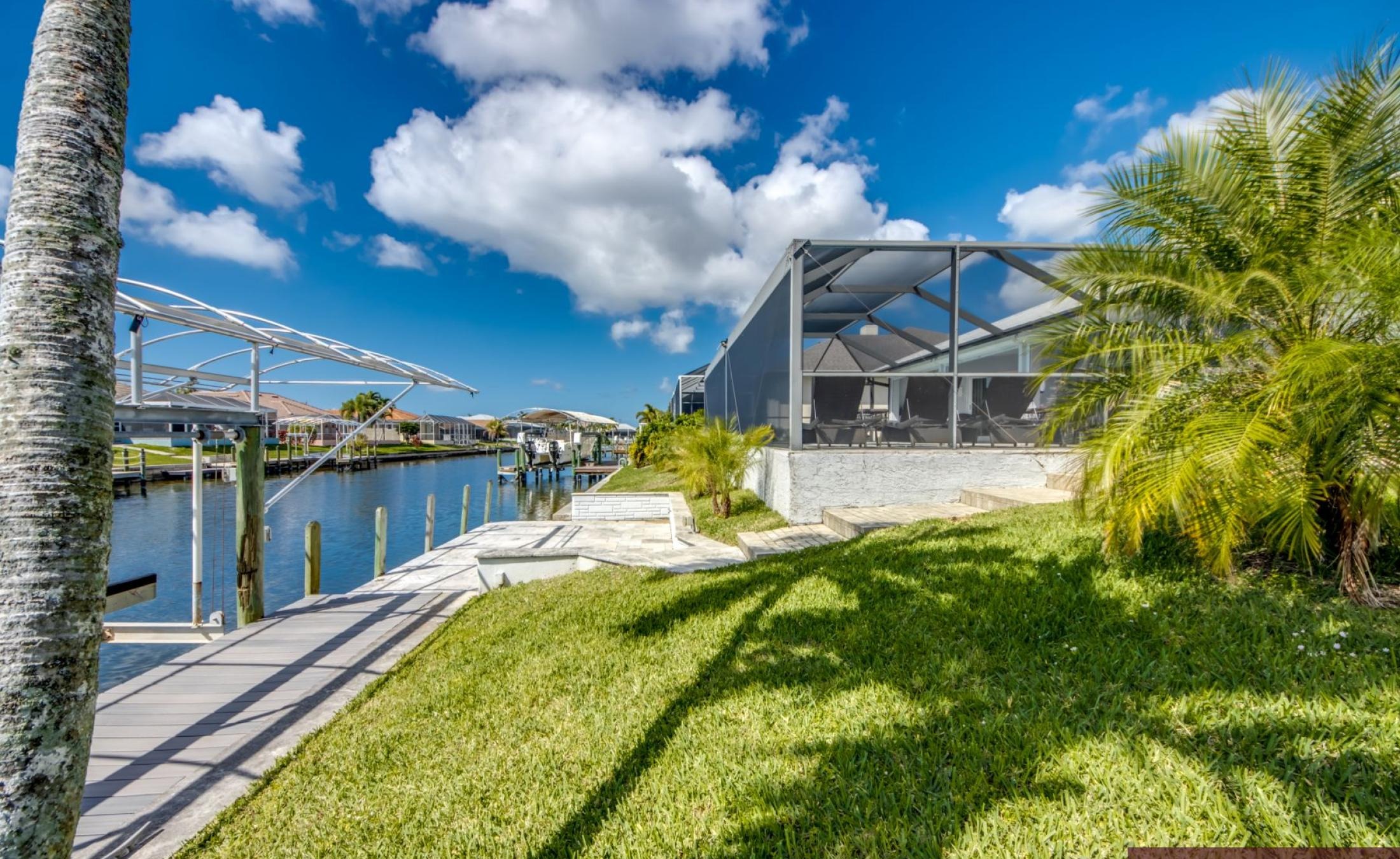 Sonniges Pooldeck mit beheiztem Pool und Blick auf den Kanal