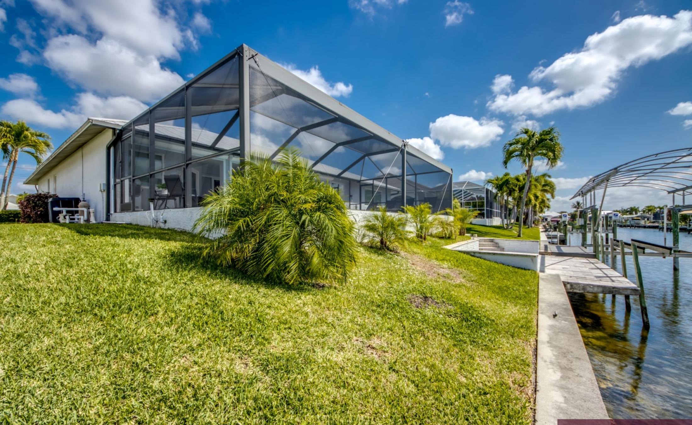 Beheizter Pool am Kanal mit Sonnendeck und privatem Bootsdock.