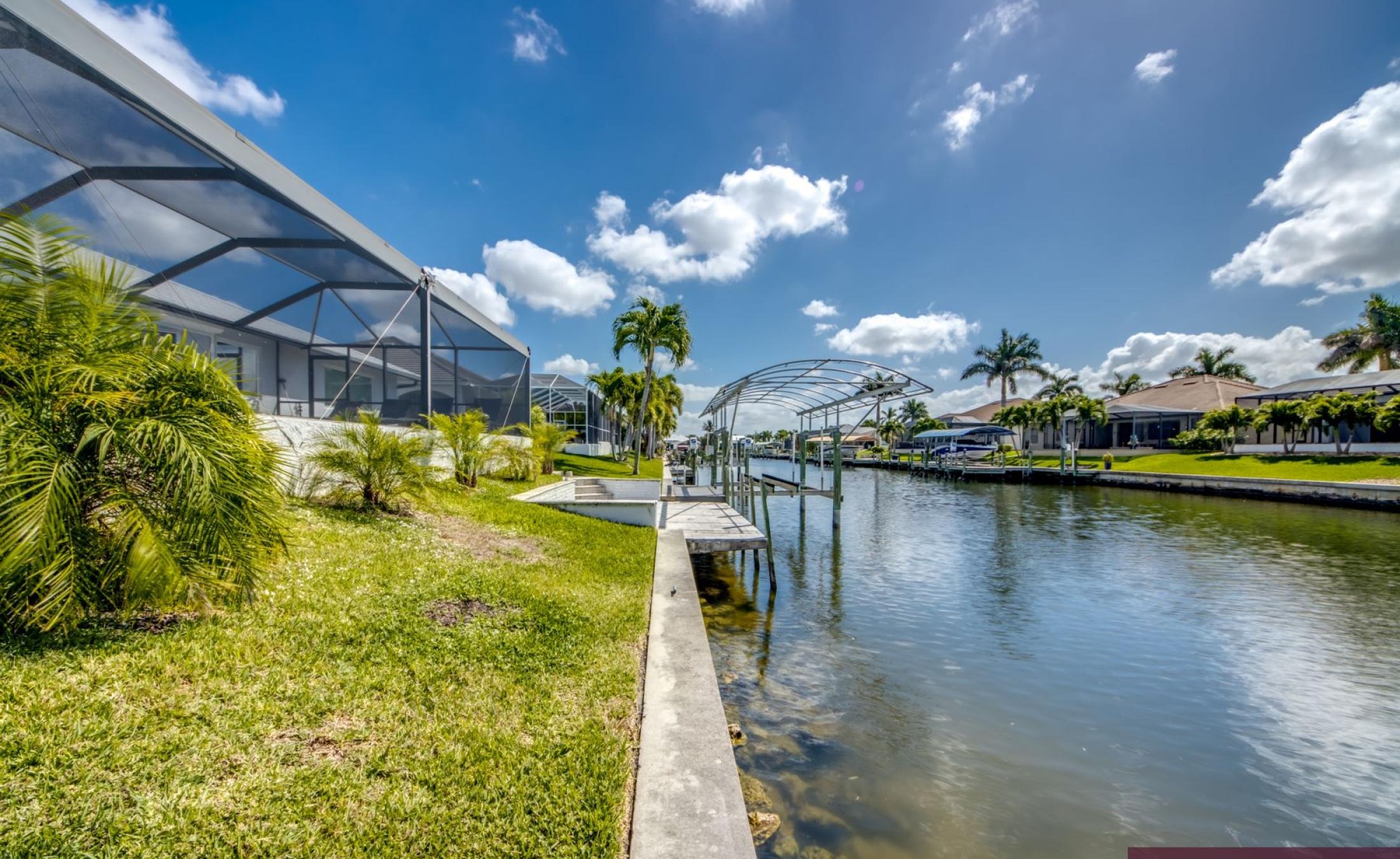 Beheizter Pool mit Sonnendeck in Südausrichtung am Kanal.