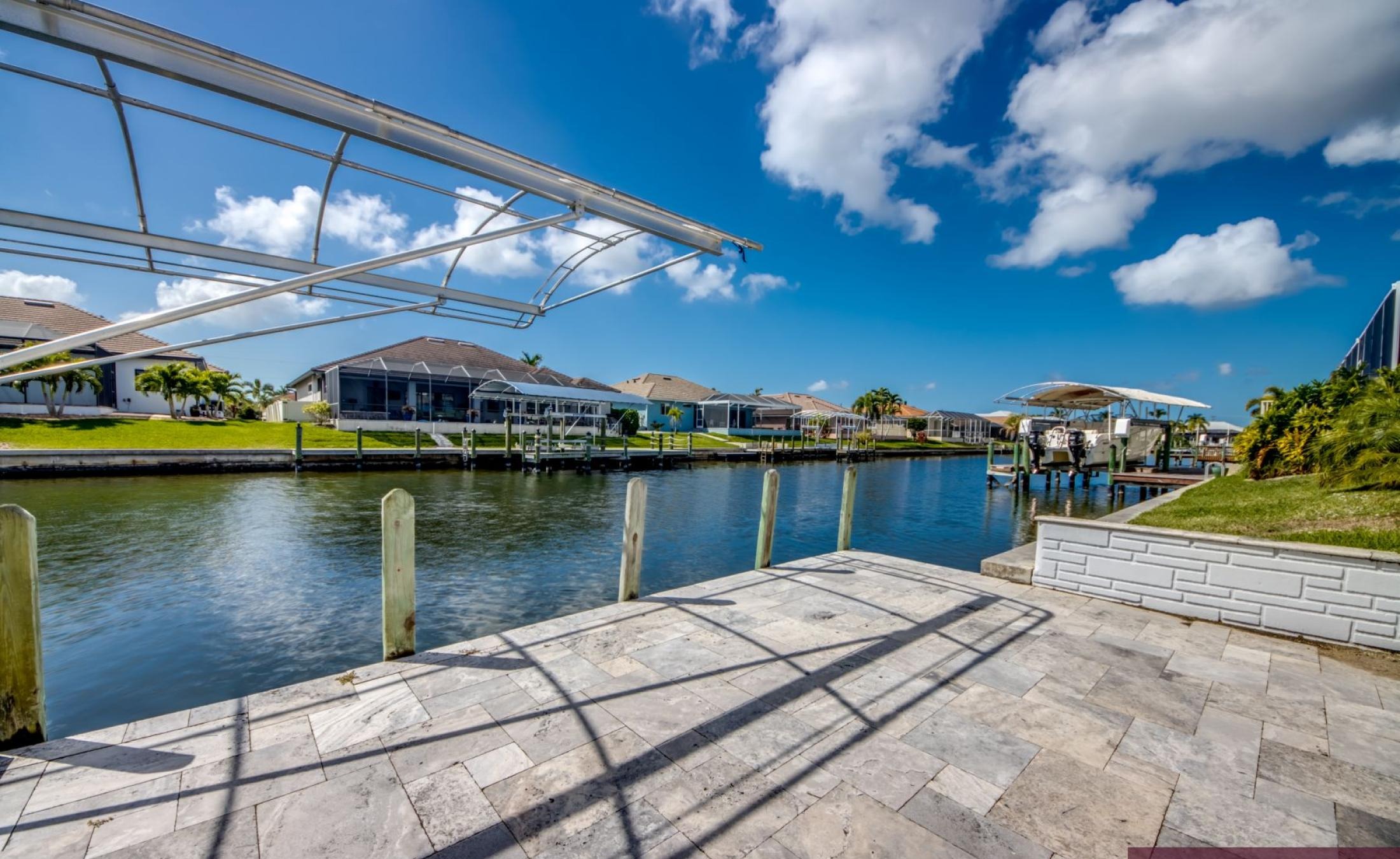 Beheizter Pool am Kanal mit Sonnendeck und privatem Bootsdock.