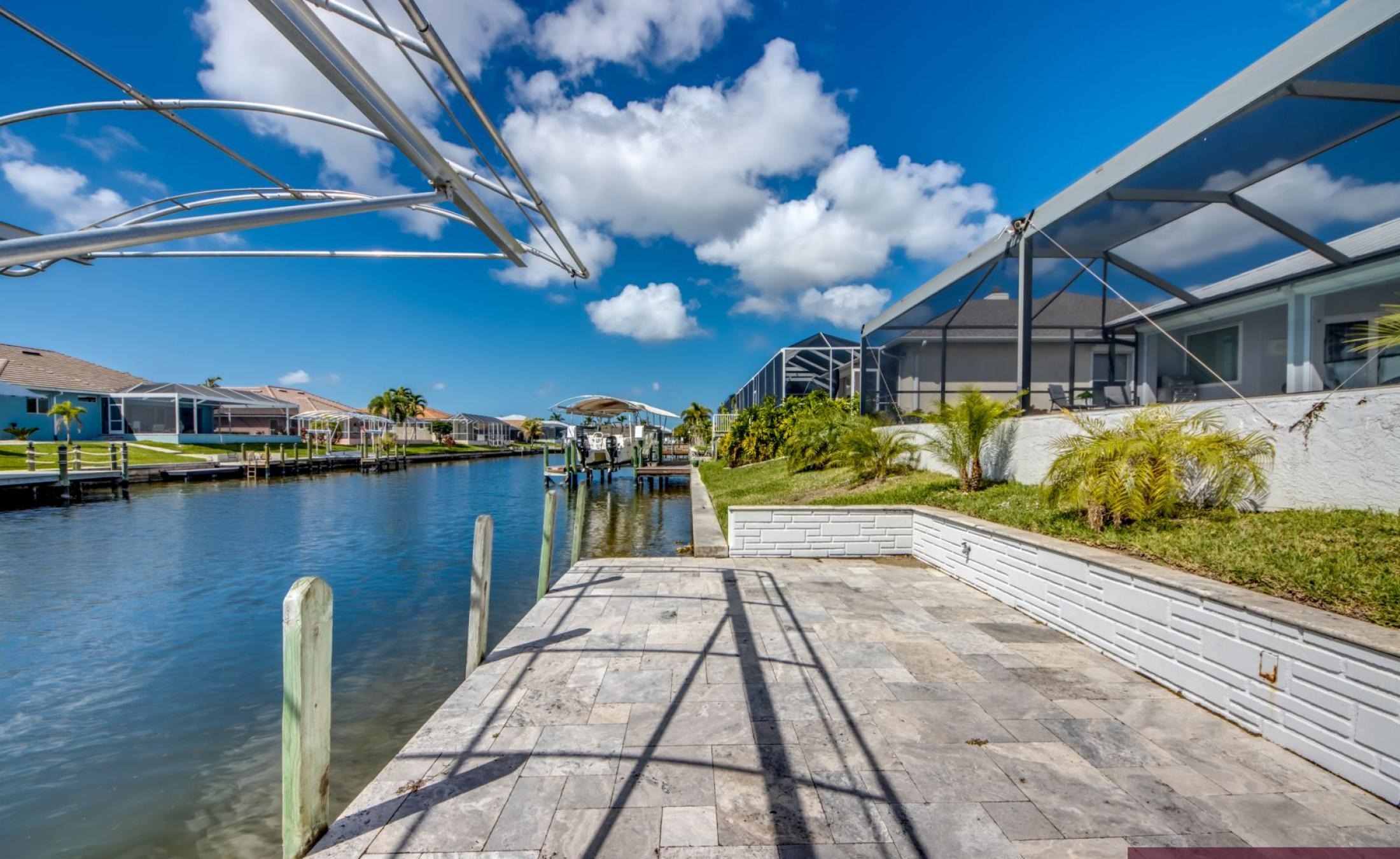 Beheizter Pool am Kanal mit privatem Bootsdock und Wasserblick.
