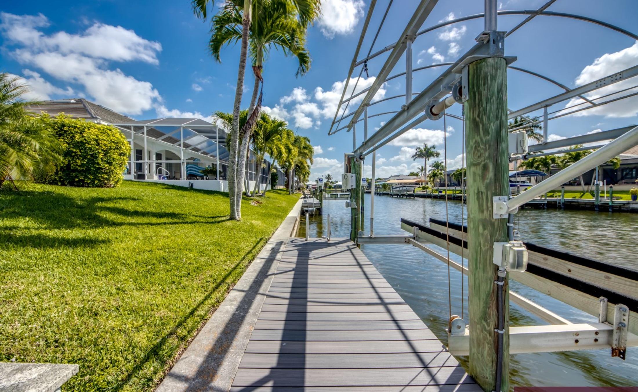 Beheizter Pool am Kanal mit privatem Bootsdock und Bootslift.