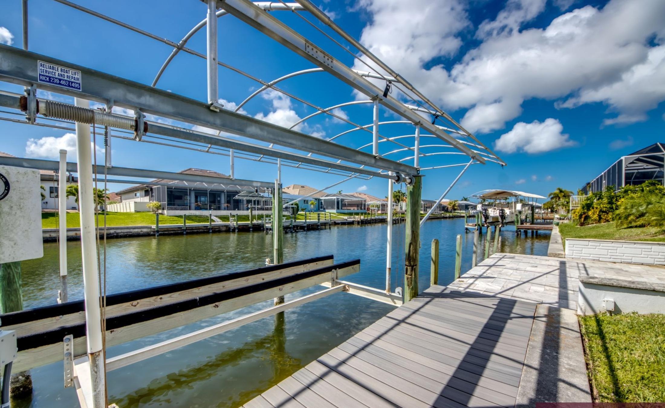 Sonniges Pooldeck mit beheiztem Pool am Kanal und privatem Bootsdock.