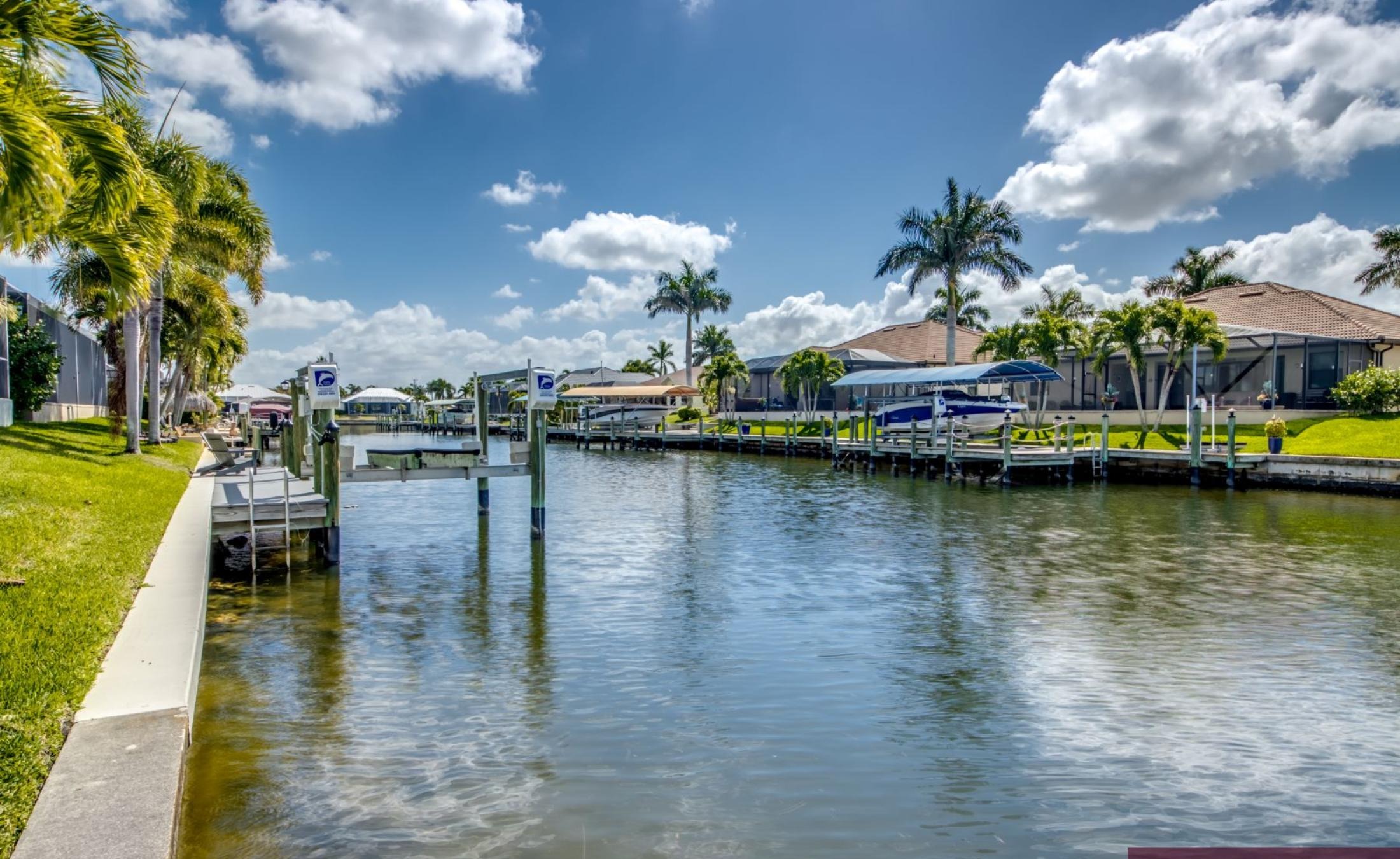 Sonniges Pooldeck mit beheiztem Pool am Kanal.