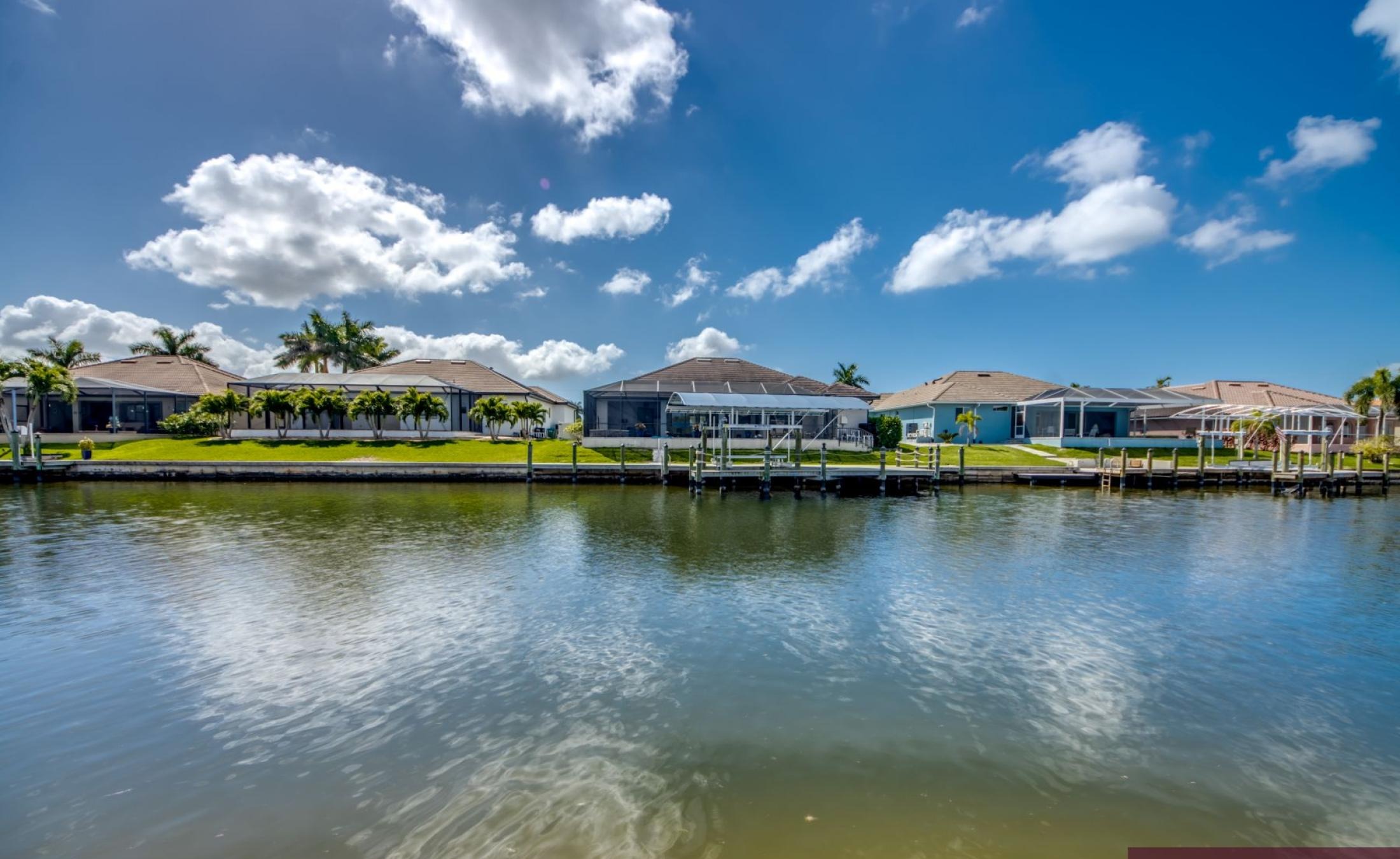 Sonniges Pooldeck mit beheiztem Pool am Kanal und Bootsdock.
