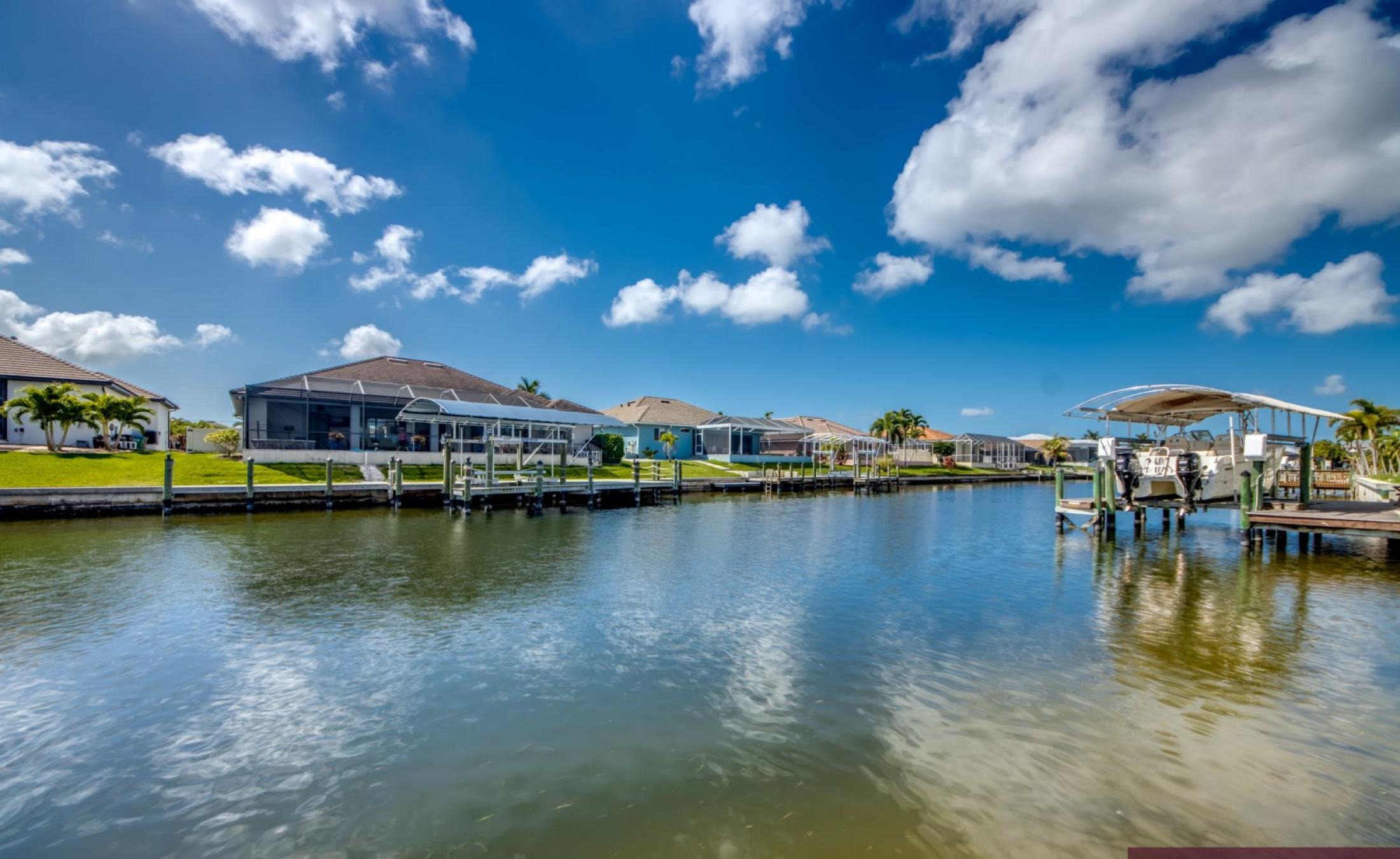 Sonniges Pooldeck mit elektrisch beheiztem Pool am Kanal.