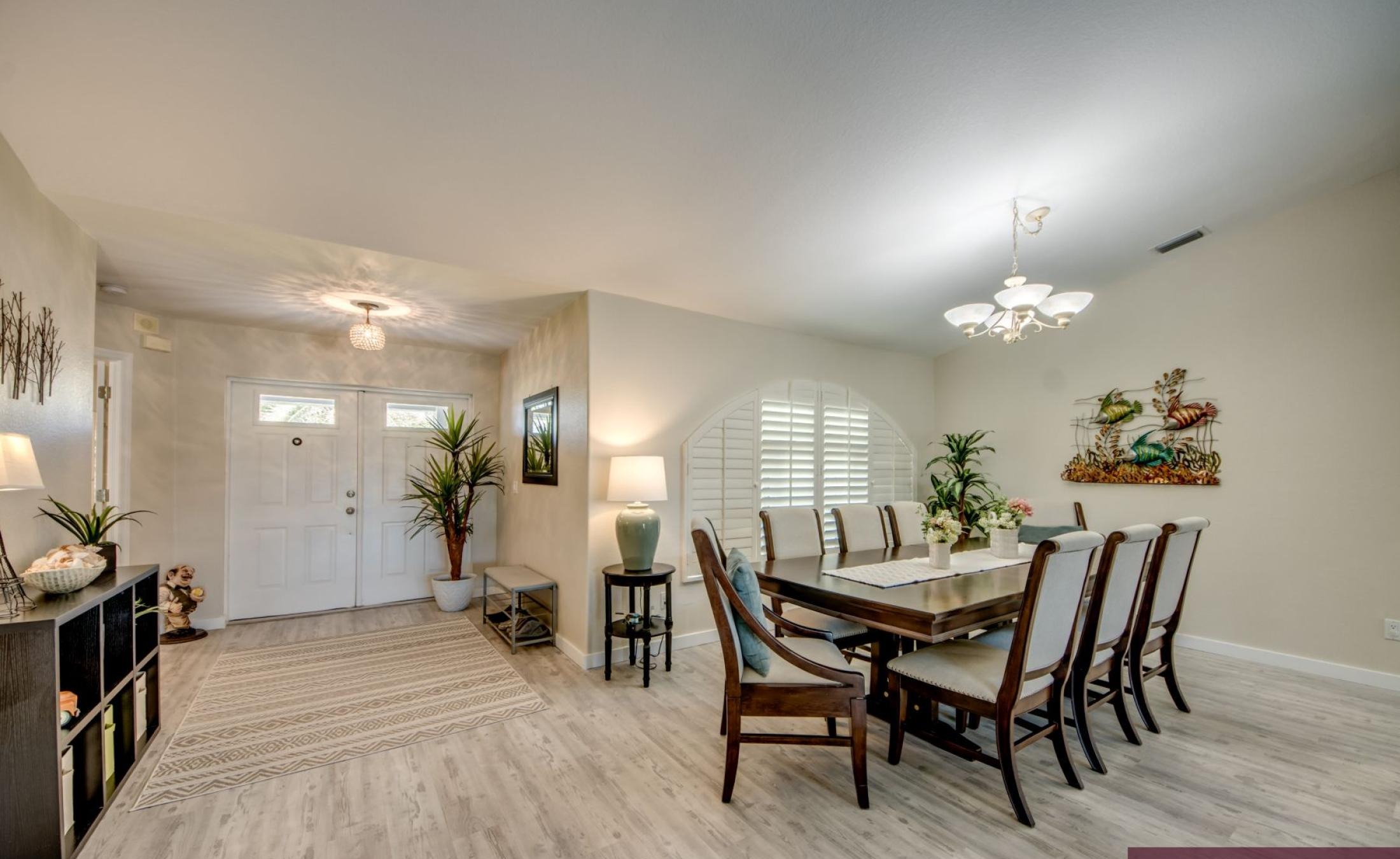 Elektrisch beheizter Pool am Kanal mit Bootsdock und Bootslift.