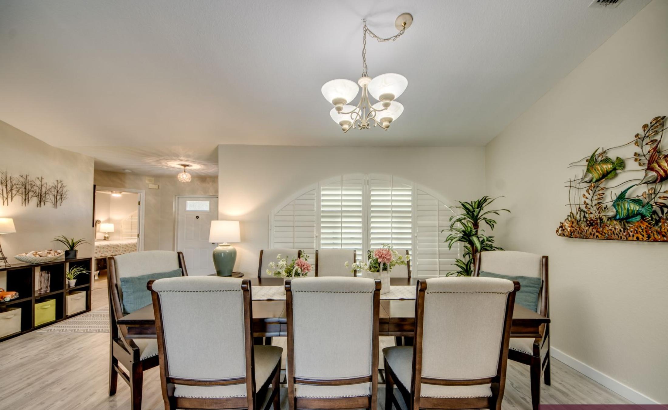 Sonniges Pooldeck mit elektrisch beheiztem Pool am Kanal.