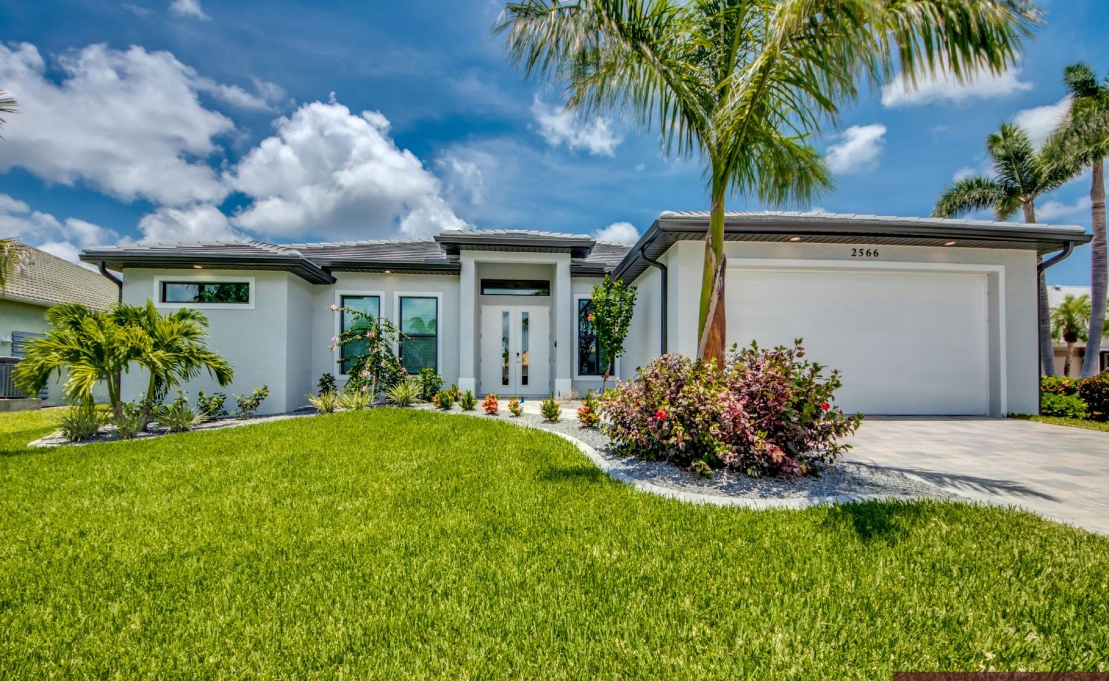 Beheizter Pool mit Spa und Pooldeck am Kanal mit Bootsdock und Lift.