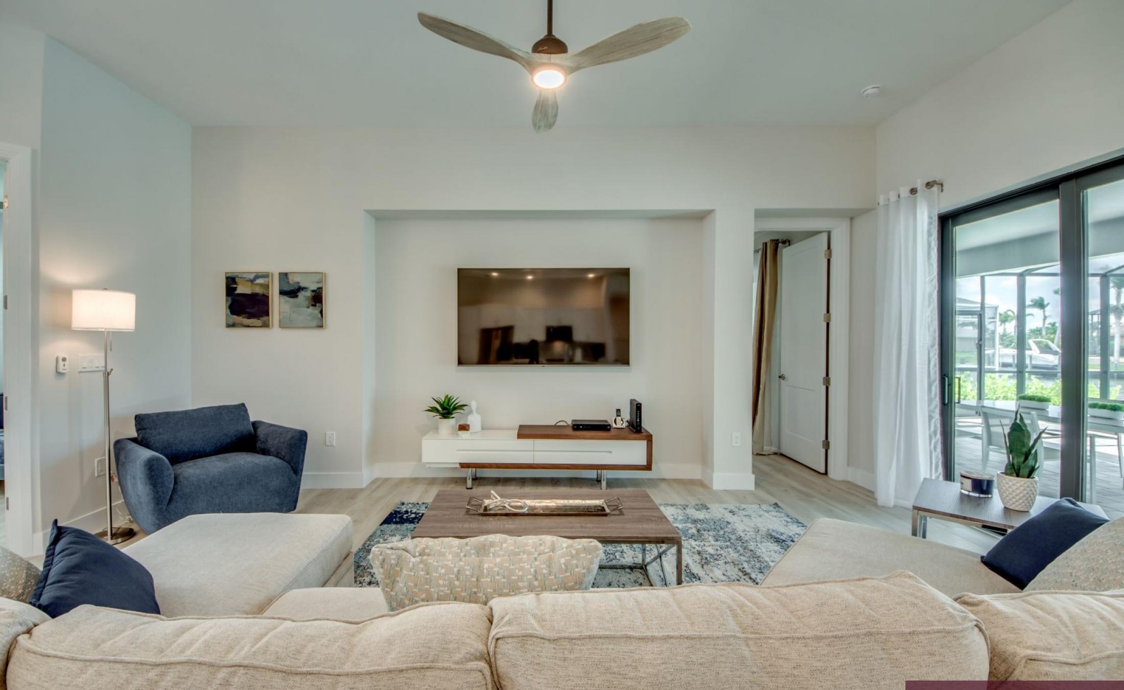 Beheizter Pool mit Spa auf dem sonnigen Pooldeck am Kanal mit Bootsdock und Lift.