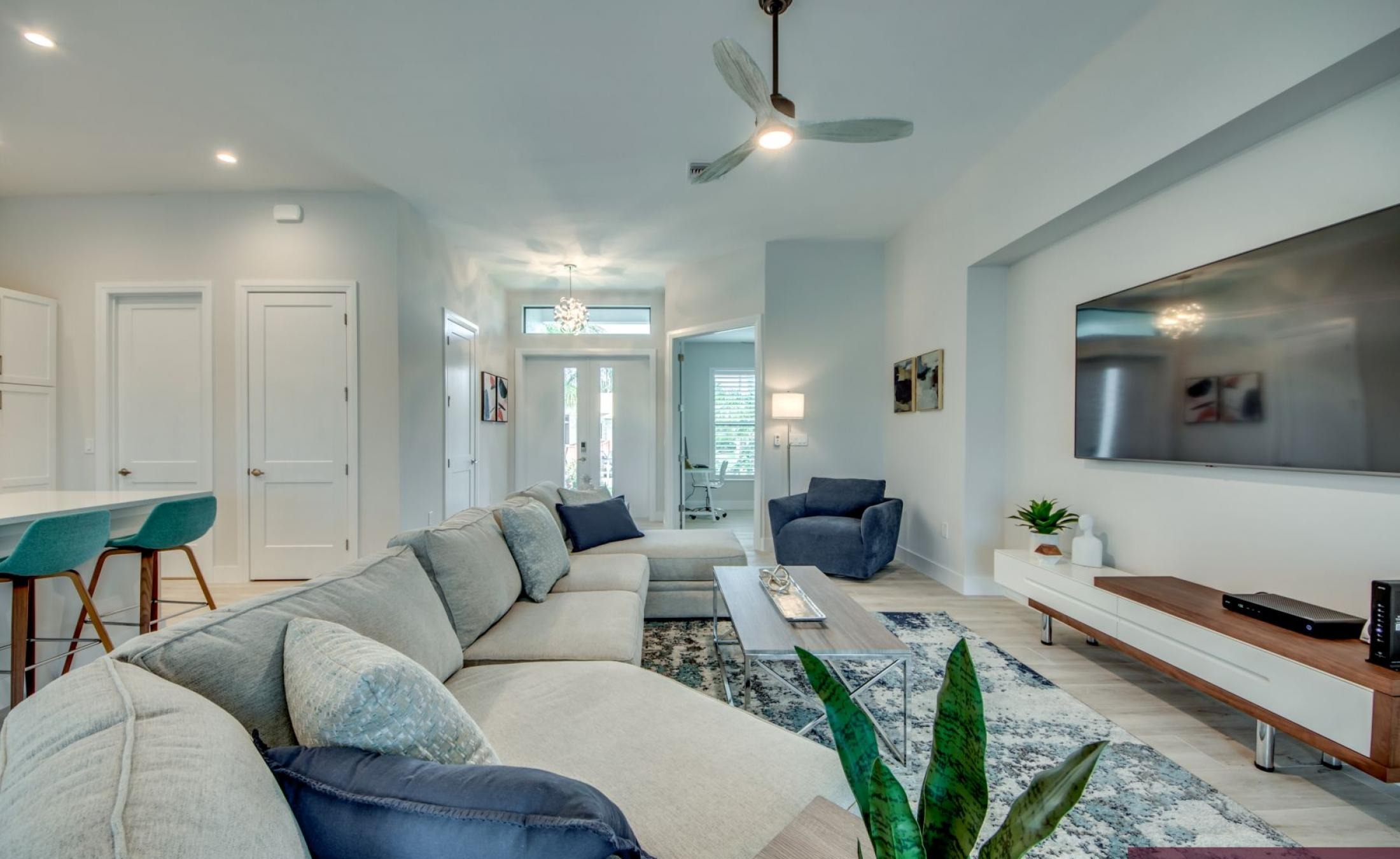 Beheizter Pool mit Spa auf sonnigem Pooldeck am Kanal mit Bootsdock und Lift.