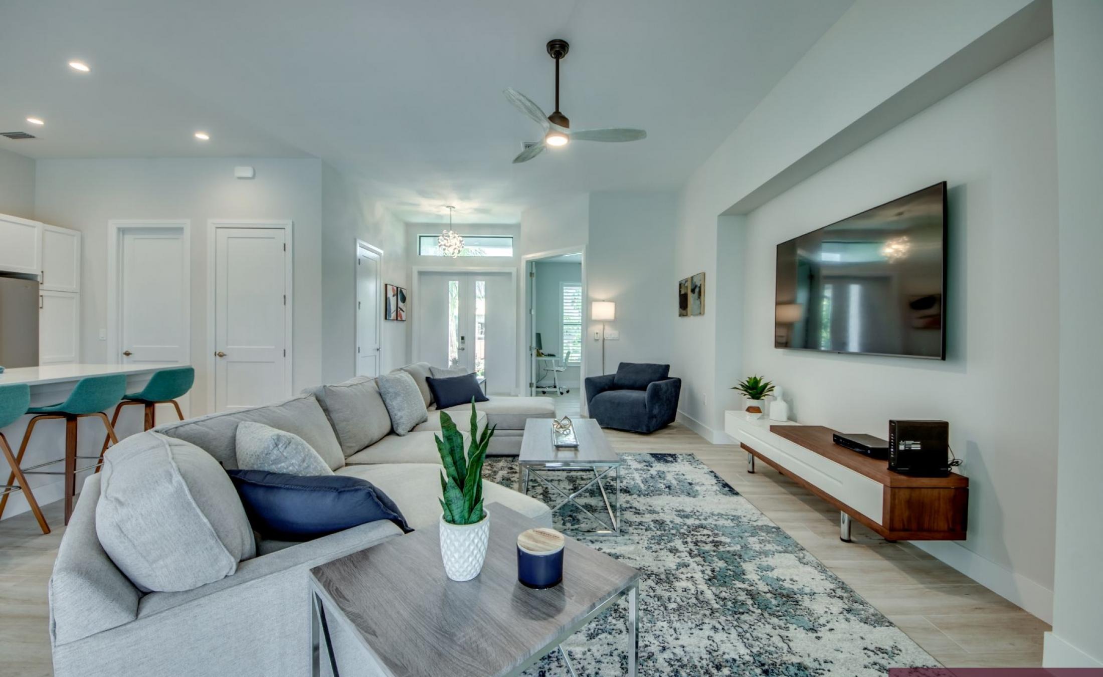 Beheizter Pool mit Spa auf sonnigem Pooldeck direkt am Kanal mit Bootsdock und Lift.