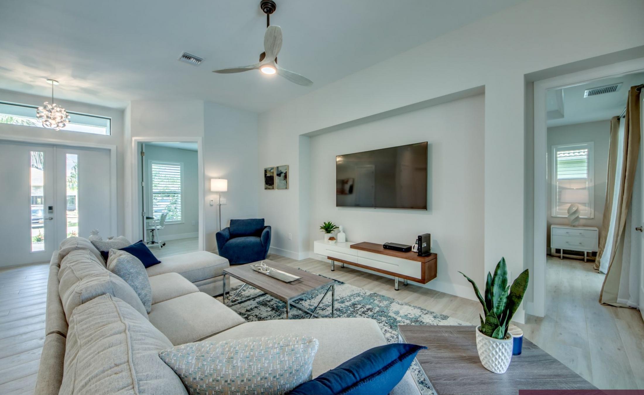 Beheizter Pool mit Spa auf sonnigem Pooldeck am Kanal mit Bootsdock und Lift.