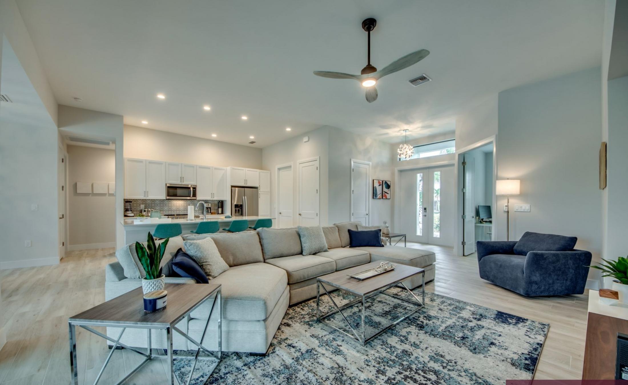 Beheizter Pool mit Spa auf sonnigem Pooldeck am Kanal mit Bootsdock und Lift.