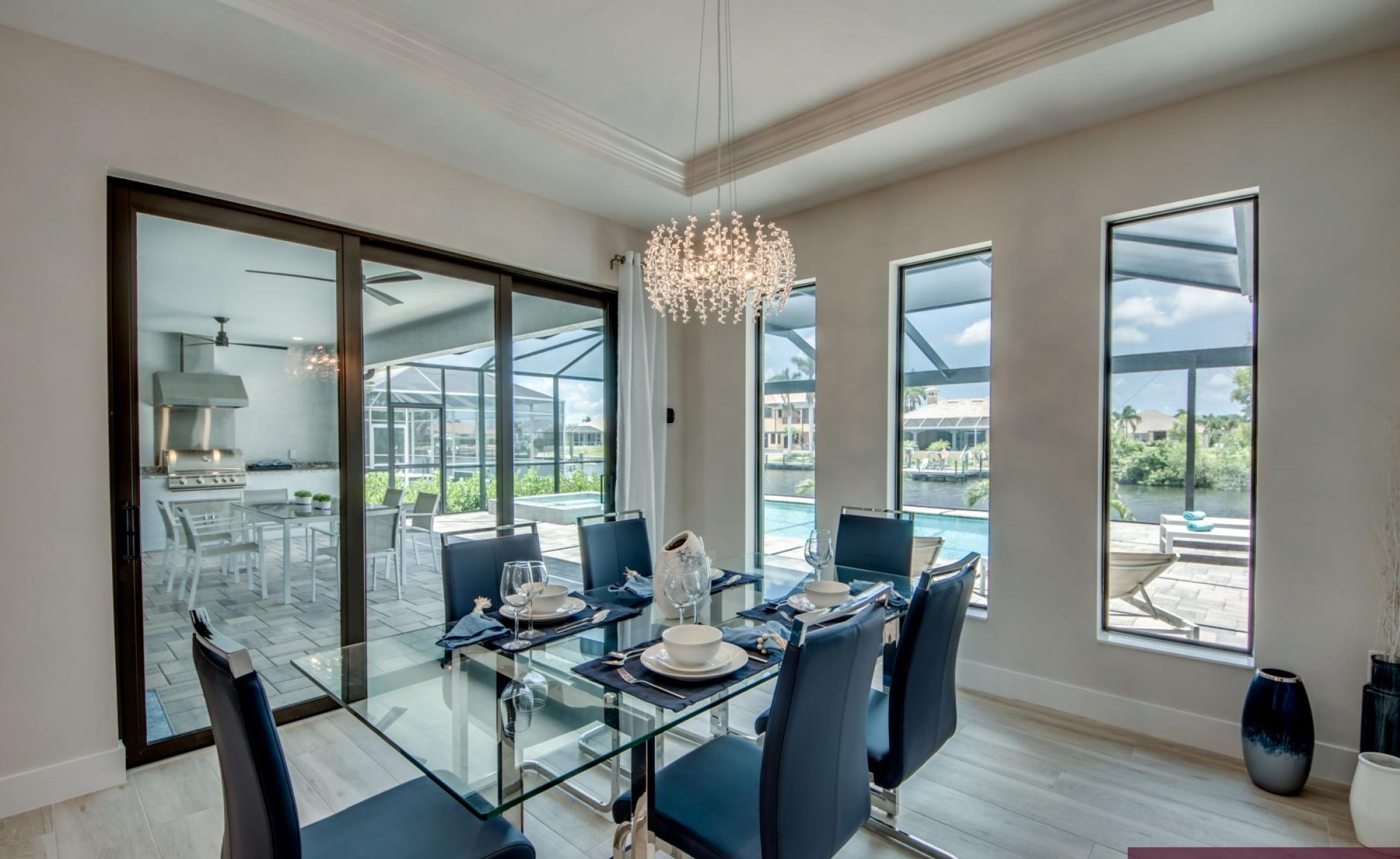 Beheizter Pool mit integriertem Spa auf dem sonnigen Pooldeck am Kanal mit Bootsdock und Lift.