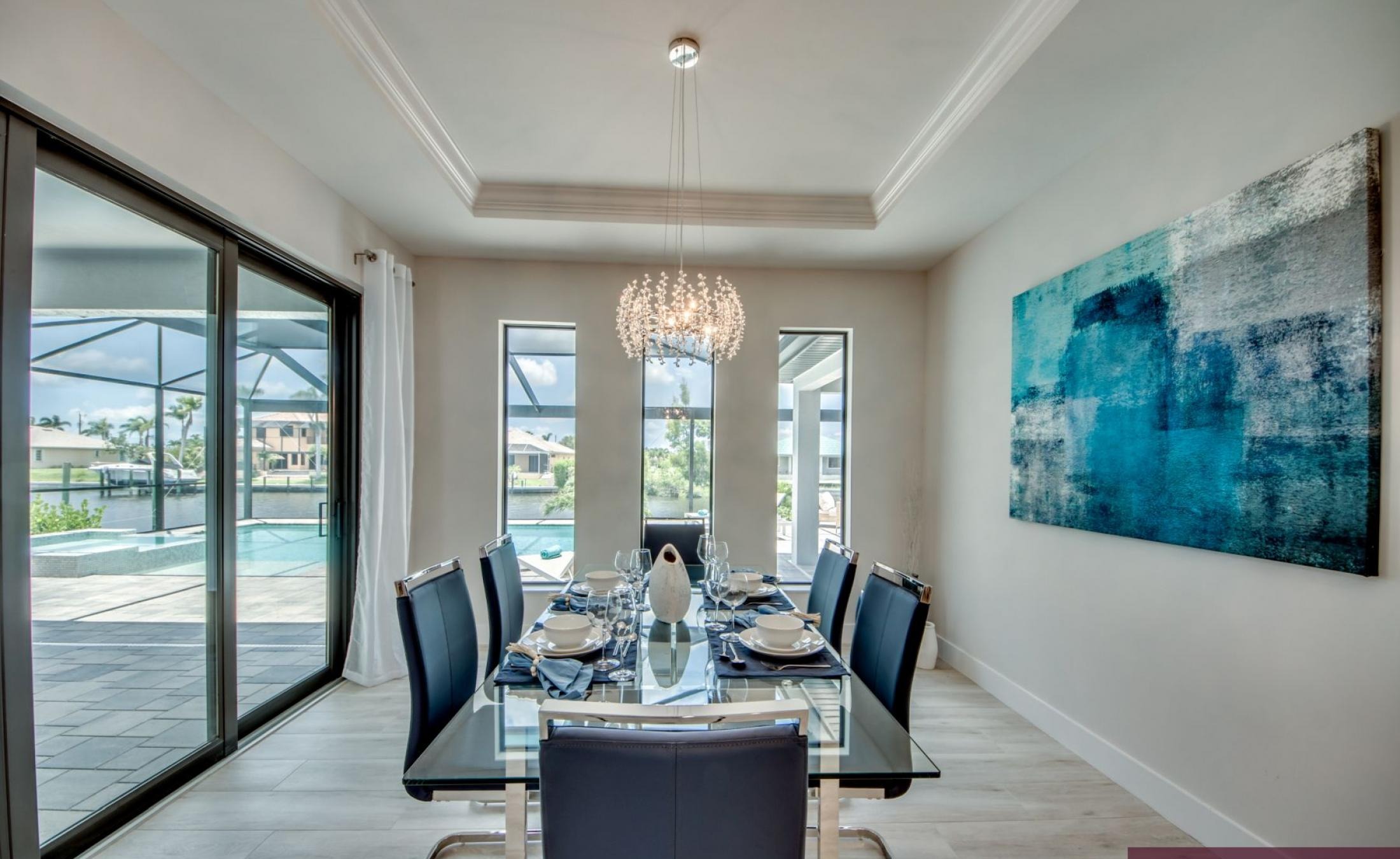 Beheizter Pool mit Spa auf dem Pooldeck am Kanal mit Bootsdock und Lift.