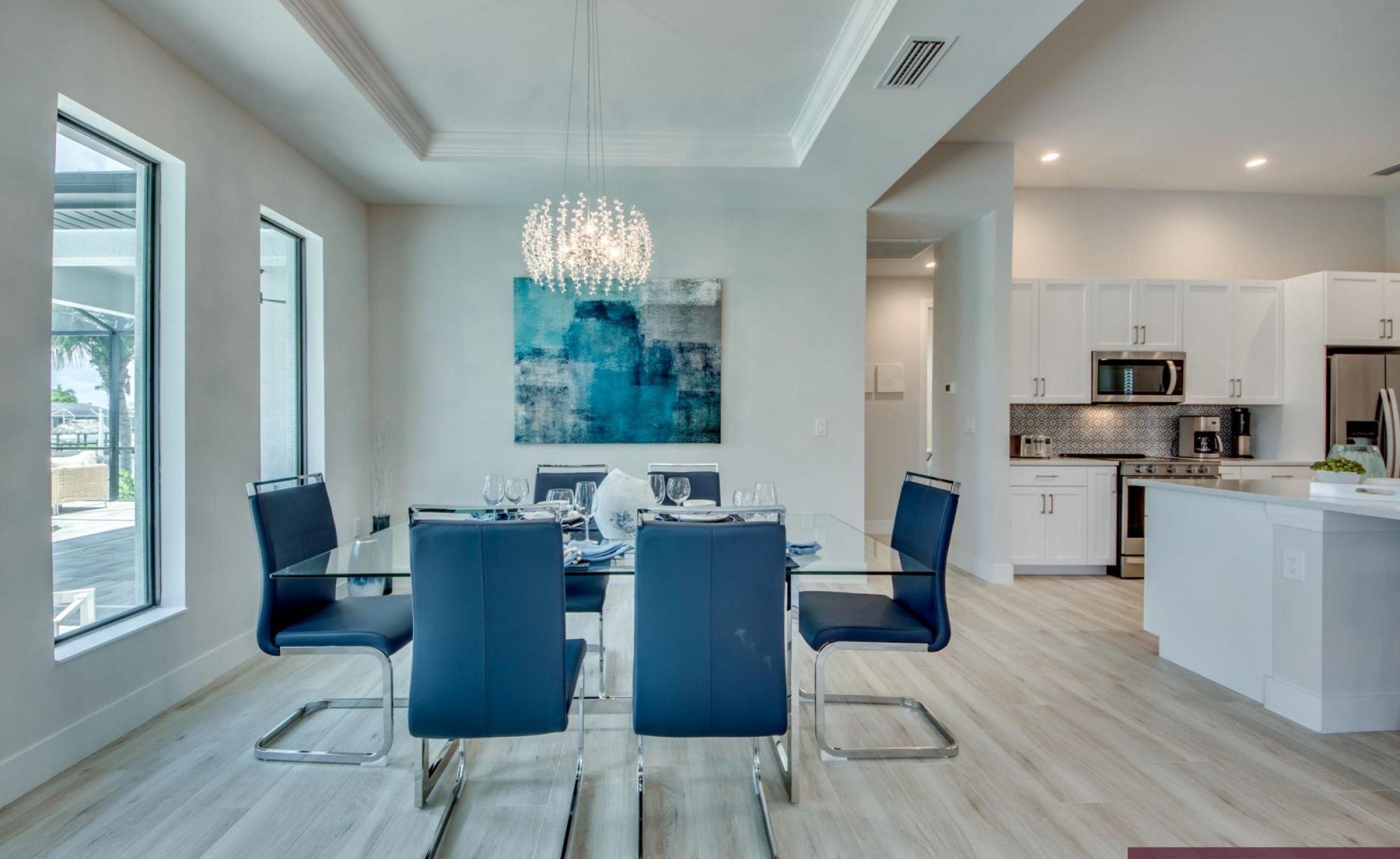 Beheizter Pool mit Spa auf sonnigem Pooldeck direkt am Kanal mit Bootsdock und Lift.