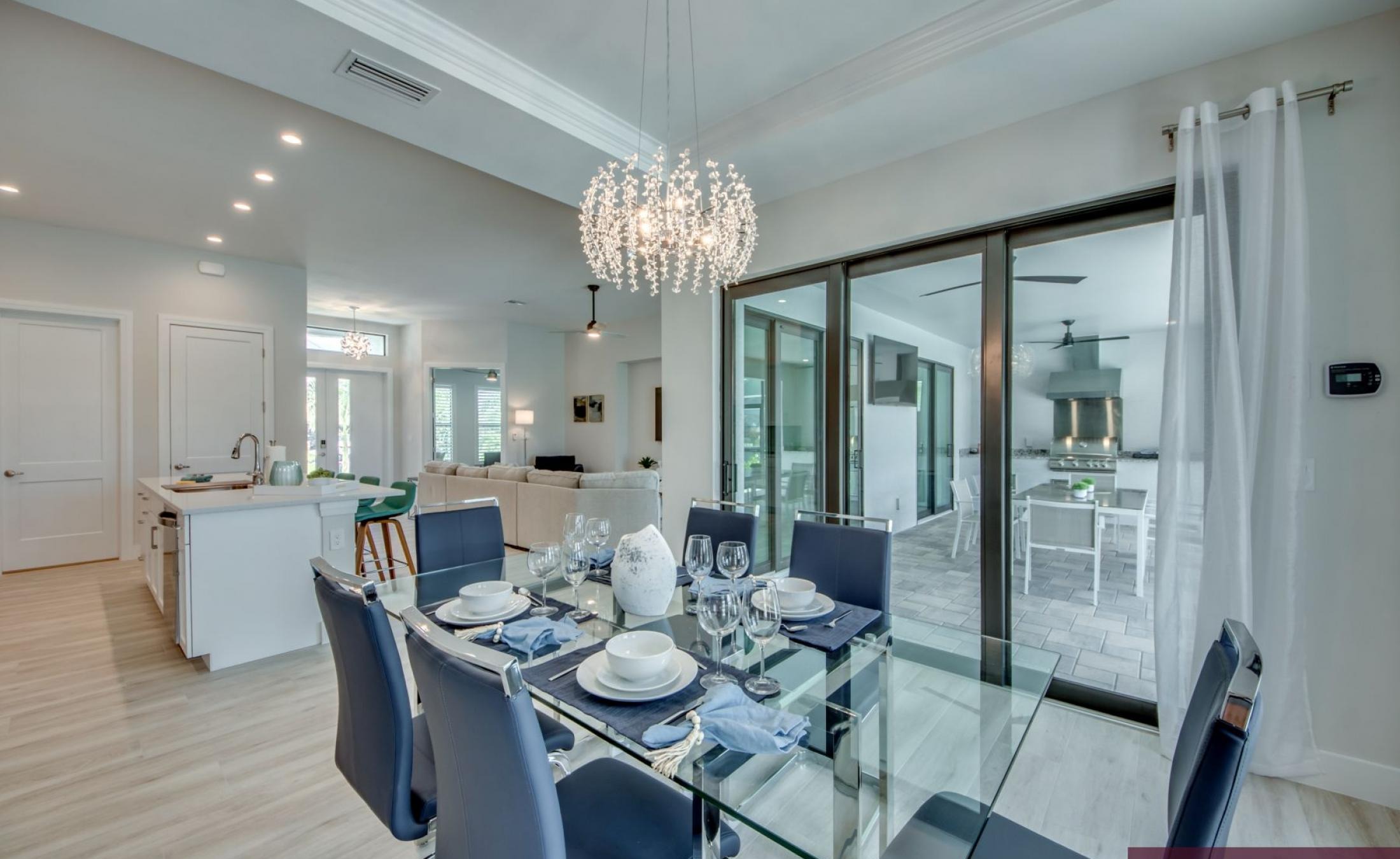 Beheizter Pool mit Spa auf sonnigem Pooldeck am Kanal mit Bootsdock und Lift.