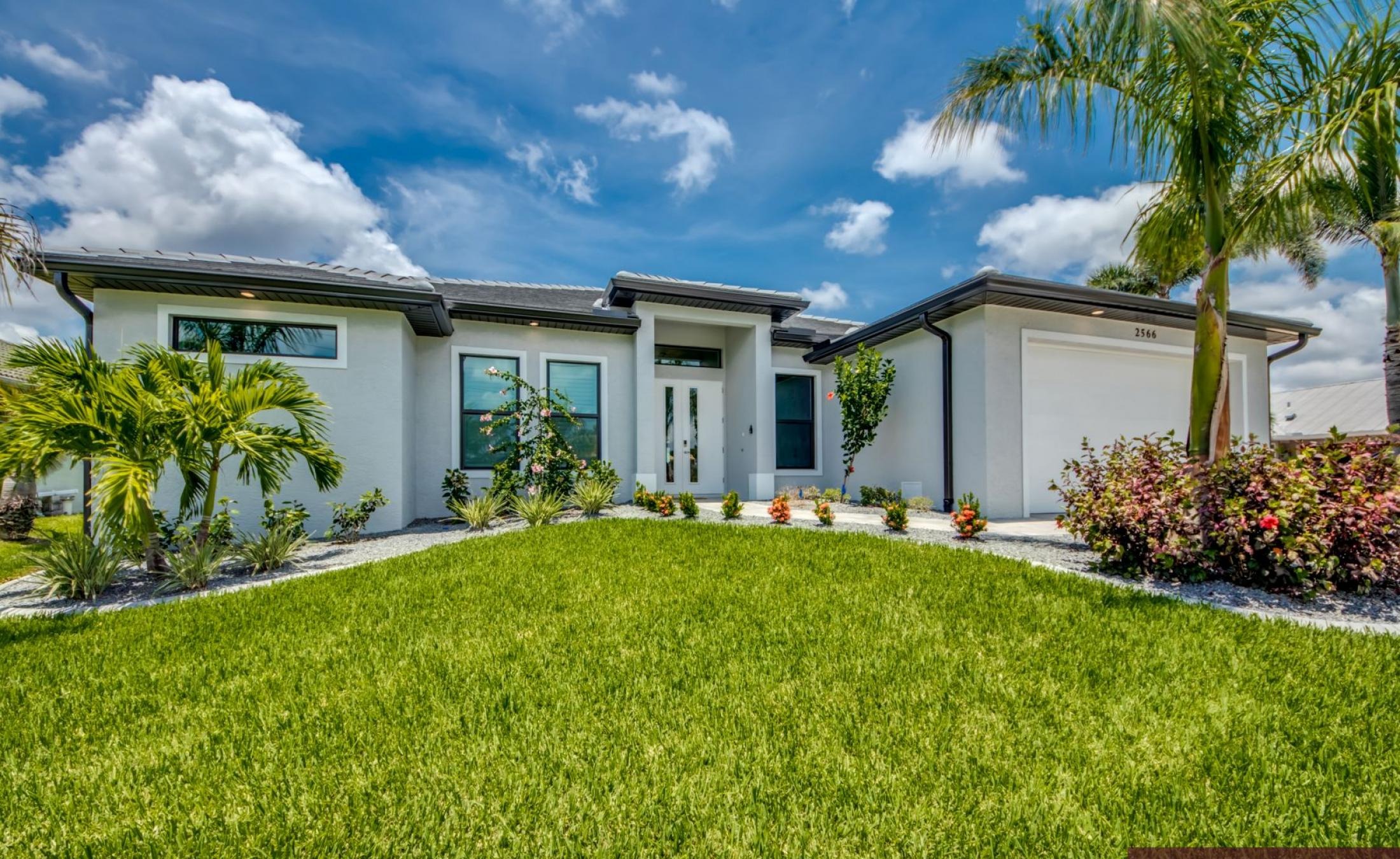 Beheizter Pool mit Spa auf sonnigem Pooldeck am Kanal mit Bootsdock und Lift.