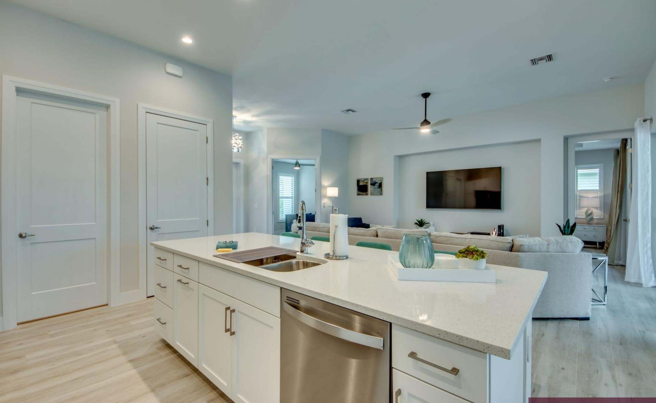 Beheizter Pool mit Spa auf sonnigem Pooldeck am Kanal mit Bootsdock und Lift.