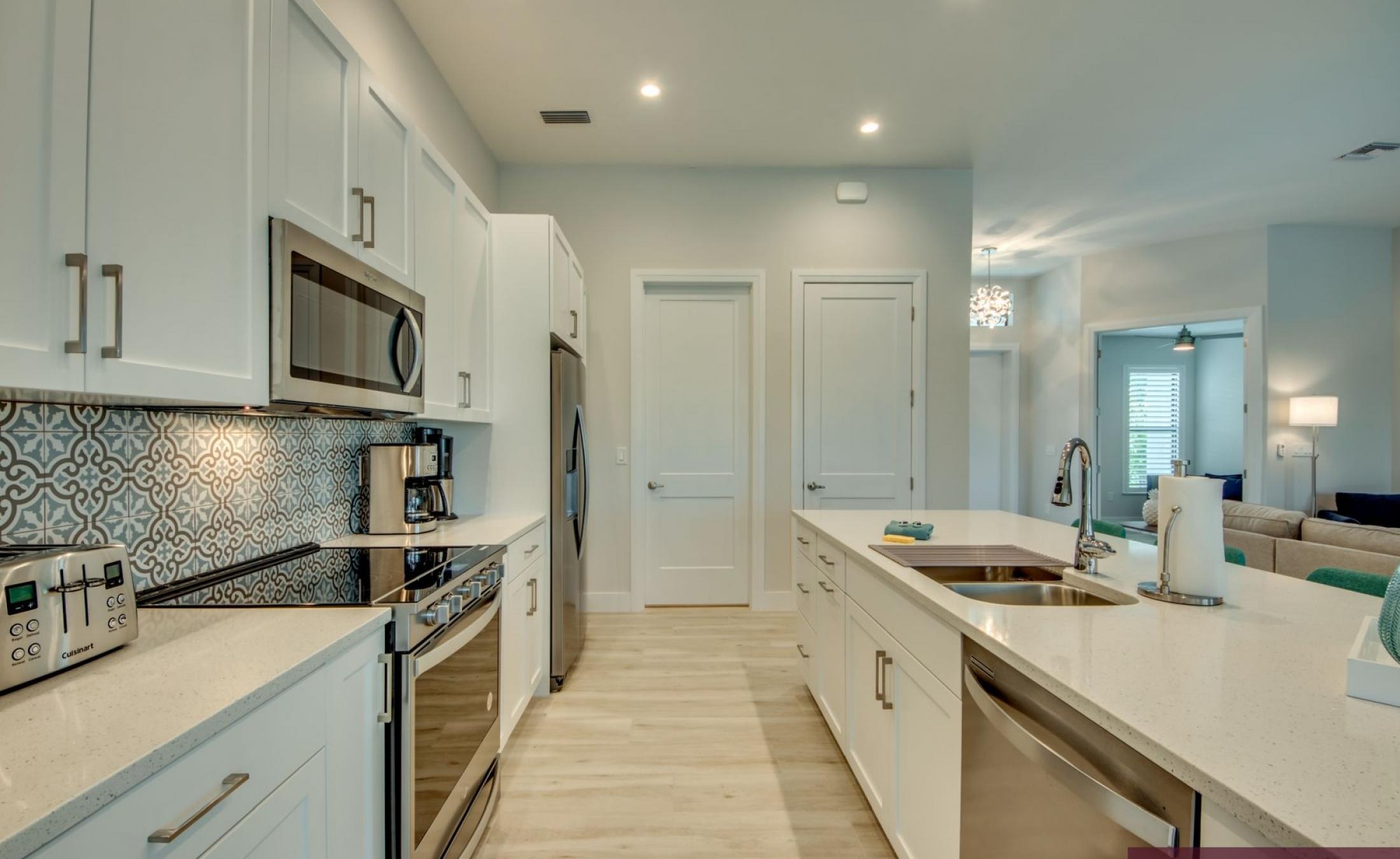 Beheizter Pool mit Spa auf sonnigem Pooldeck direkt am Kanal mit Bootsdock und Lift.