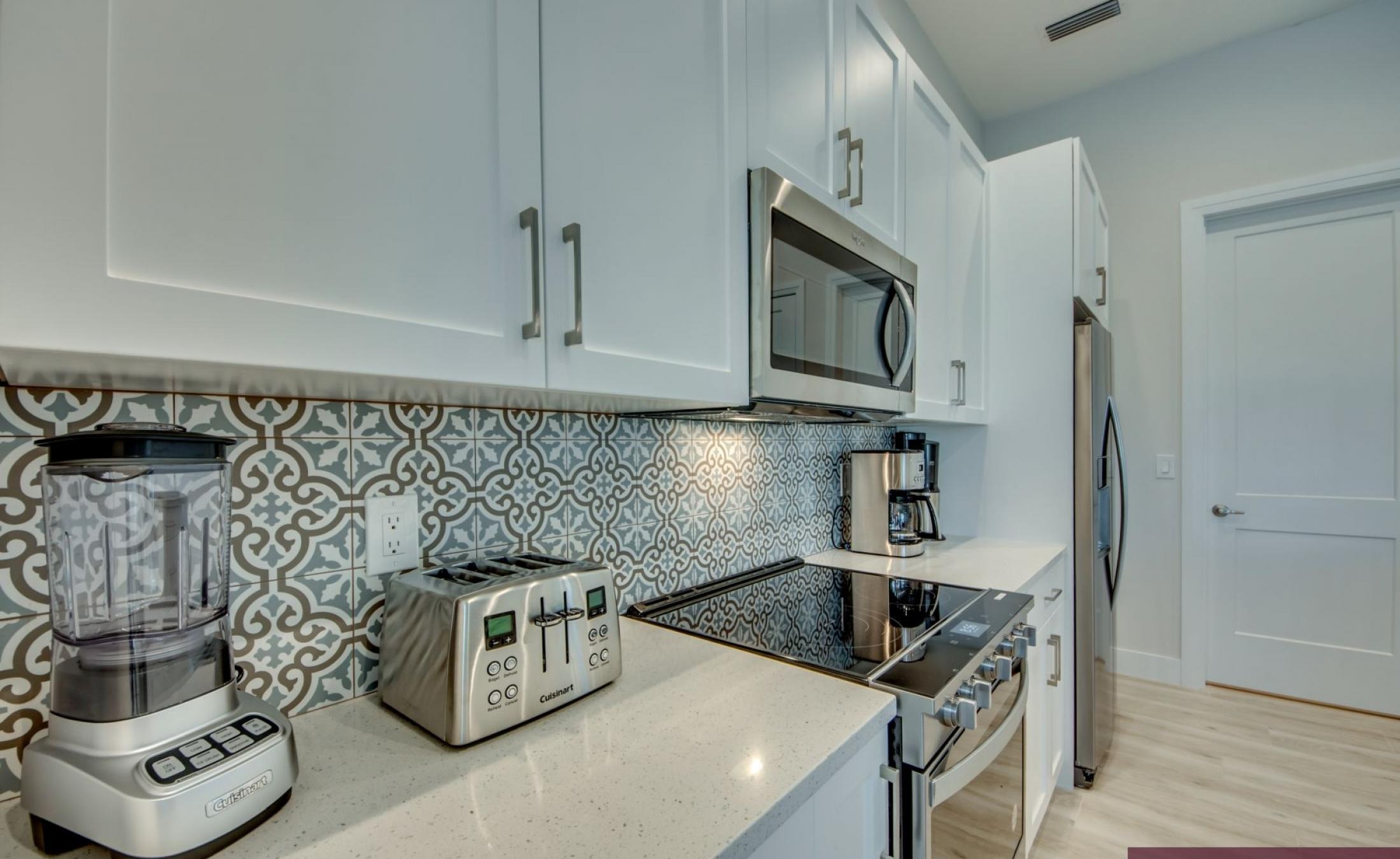 Beheizter Pool mit Spa auf dem sonnigen Pooldeck am Kanal.