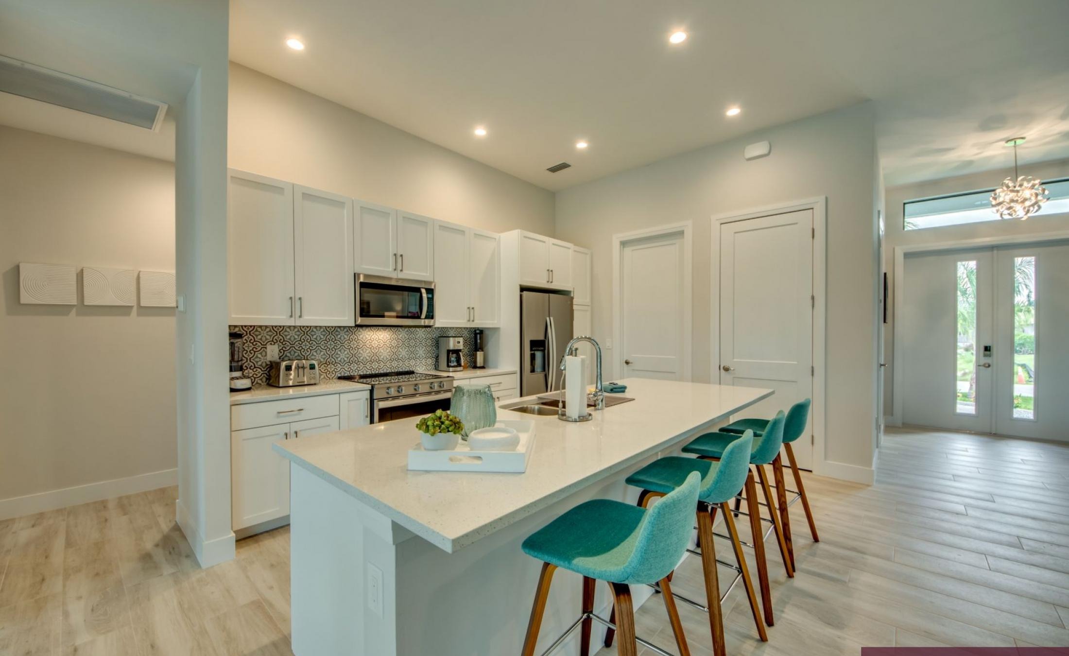 Beheizter Pool mit Spa und Sonnenliegen auf dem Pooldeck am Kanal.