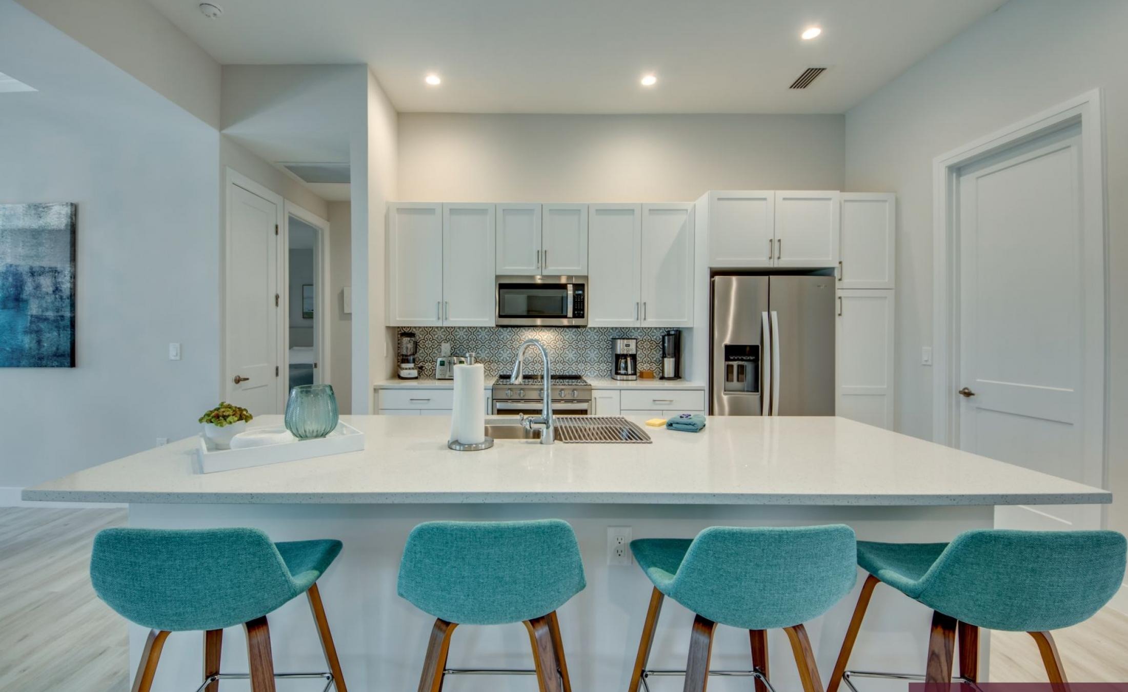 Beheizter Pool mit Spa auf sonnigem Pooldeck am Kanal mit Bootsdock und Lift.