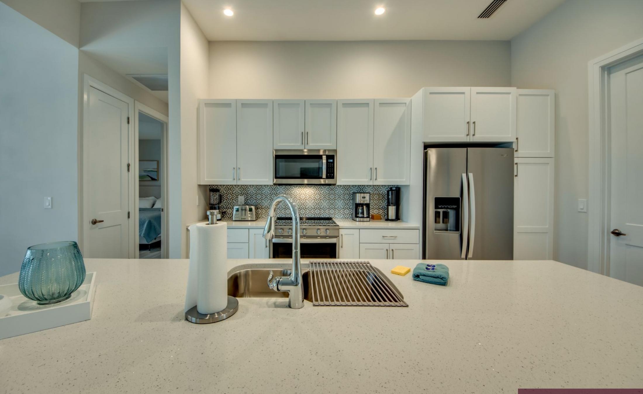 Beheizter Pool mit Spa auf dem sonnigen Pooldeck am Kanal mit Bootsdock und Lift.