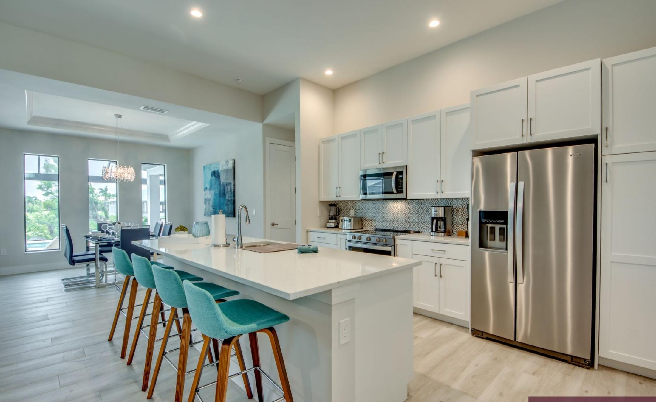 Beheizter Pool mit Spa auf dem sonnigen Pooldeck am Kanal mit Bootsdock und Lift.