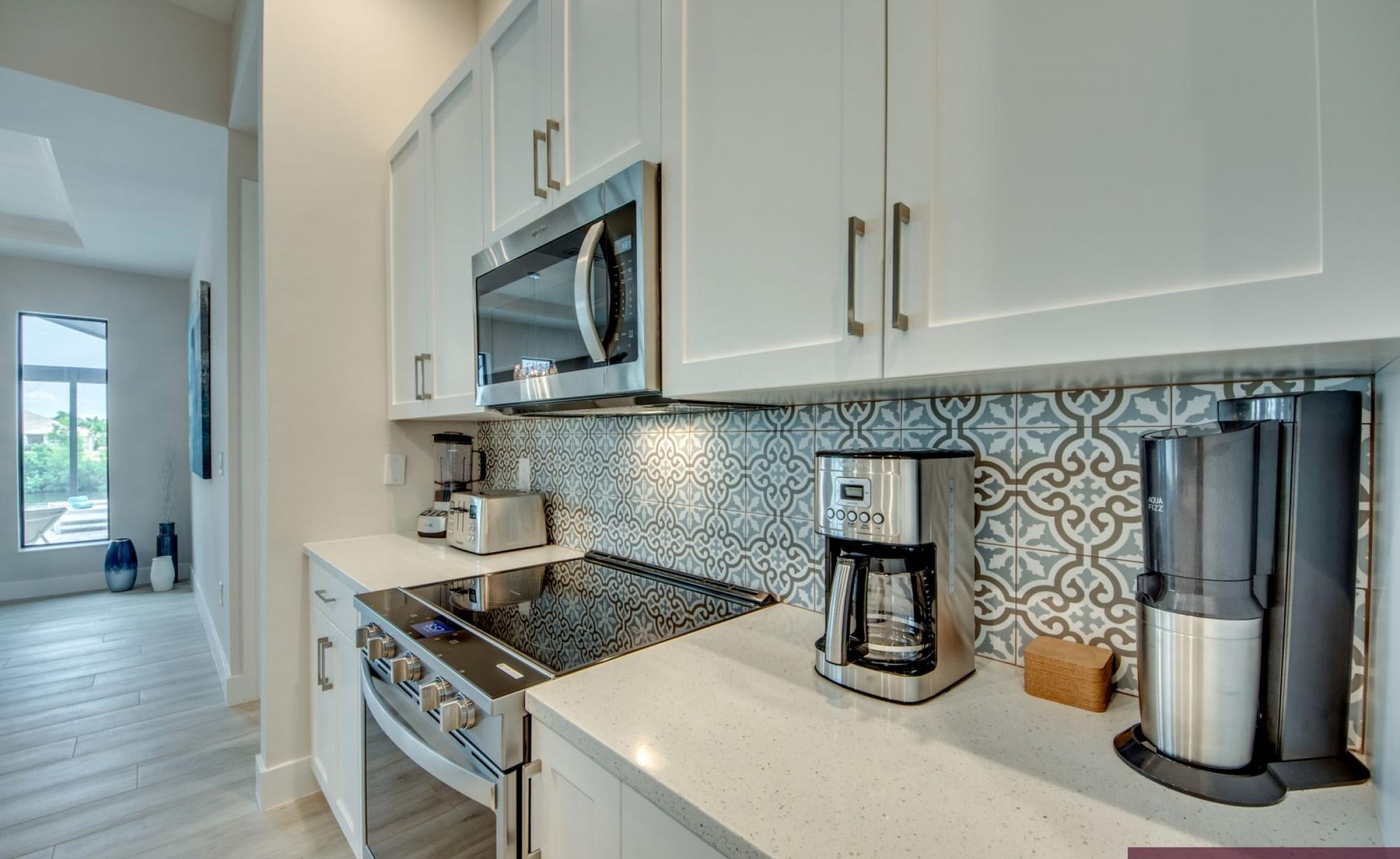 Beheizter Pool mit Spa auf sonnigem Pooldeck am Kanal mit Bootsdock und Lift.