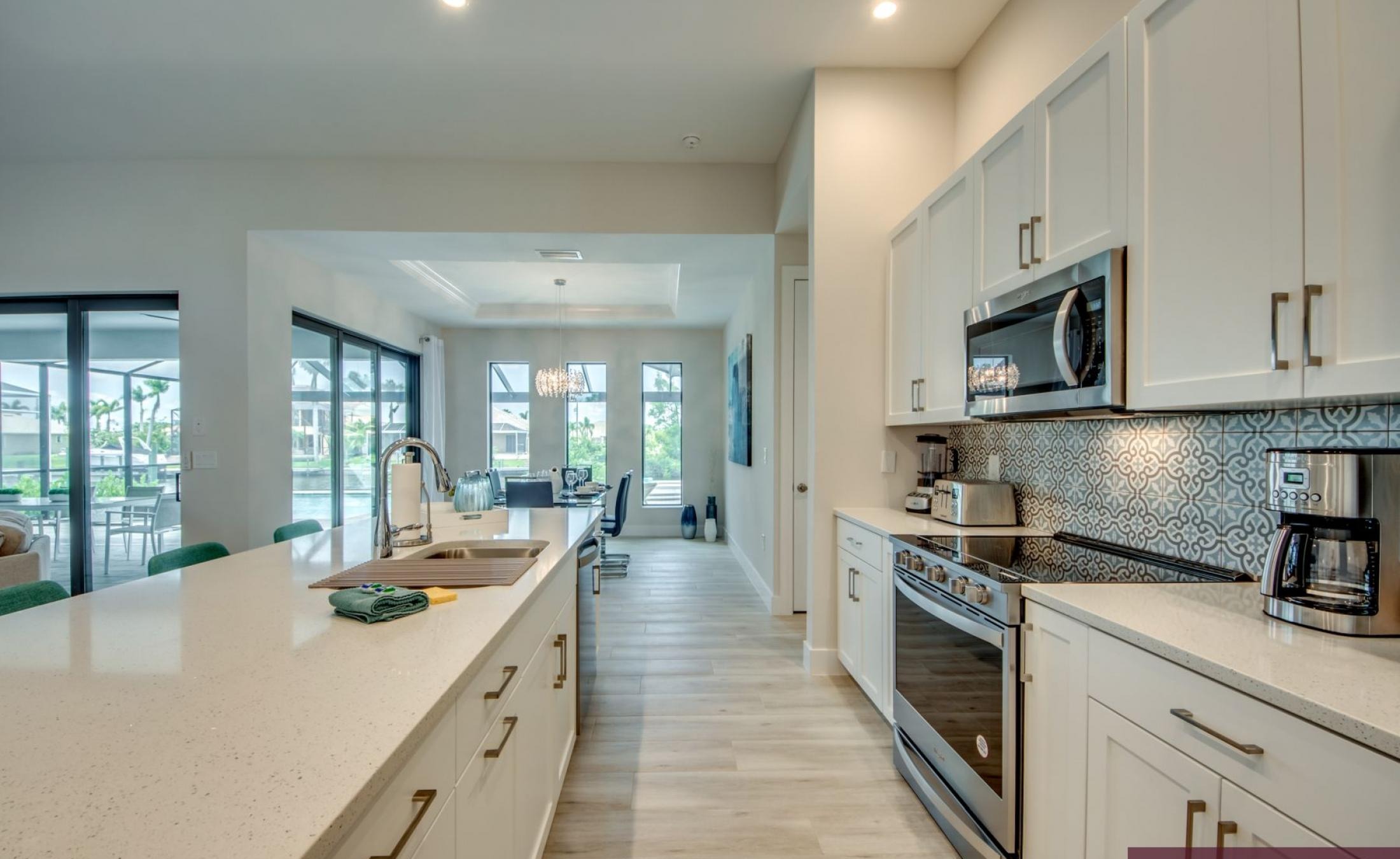 Beheizter Pool mit Spa auf sonnigem Pooldeck am Kanal mit Bootsdock und Lift.