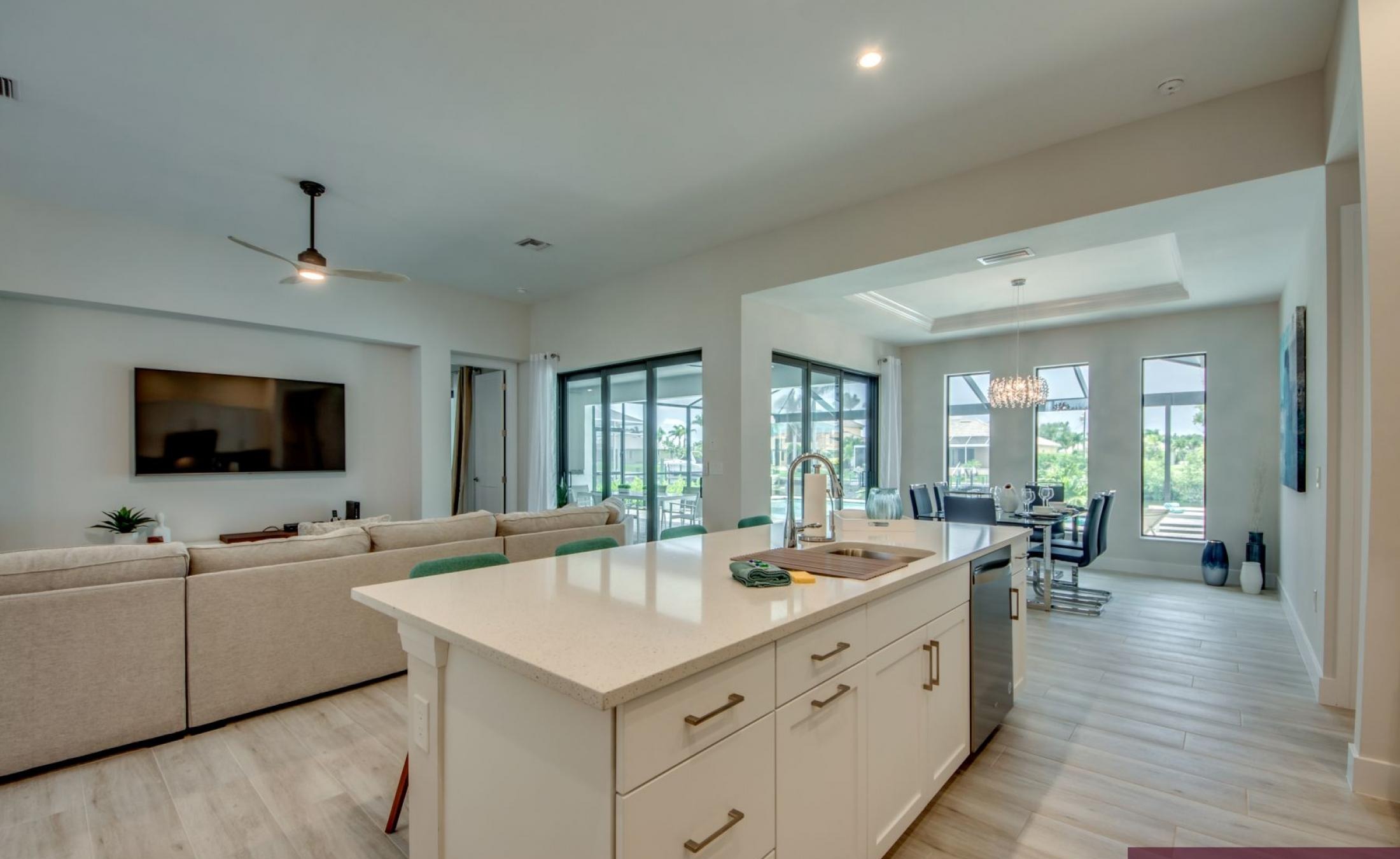 Beheizter Pool mit integriertem Spa auf sonnigem Pooldeck am Kanal.