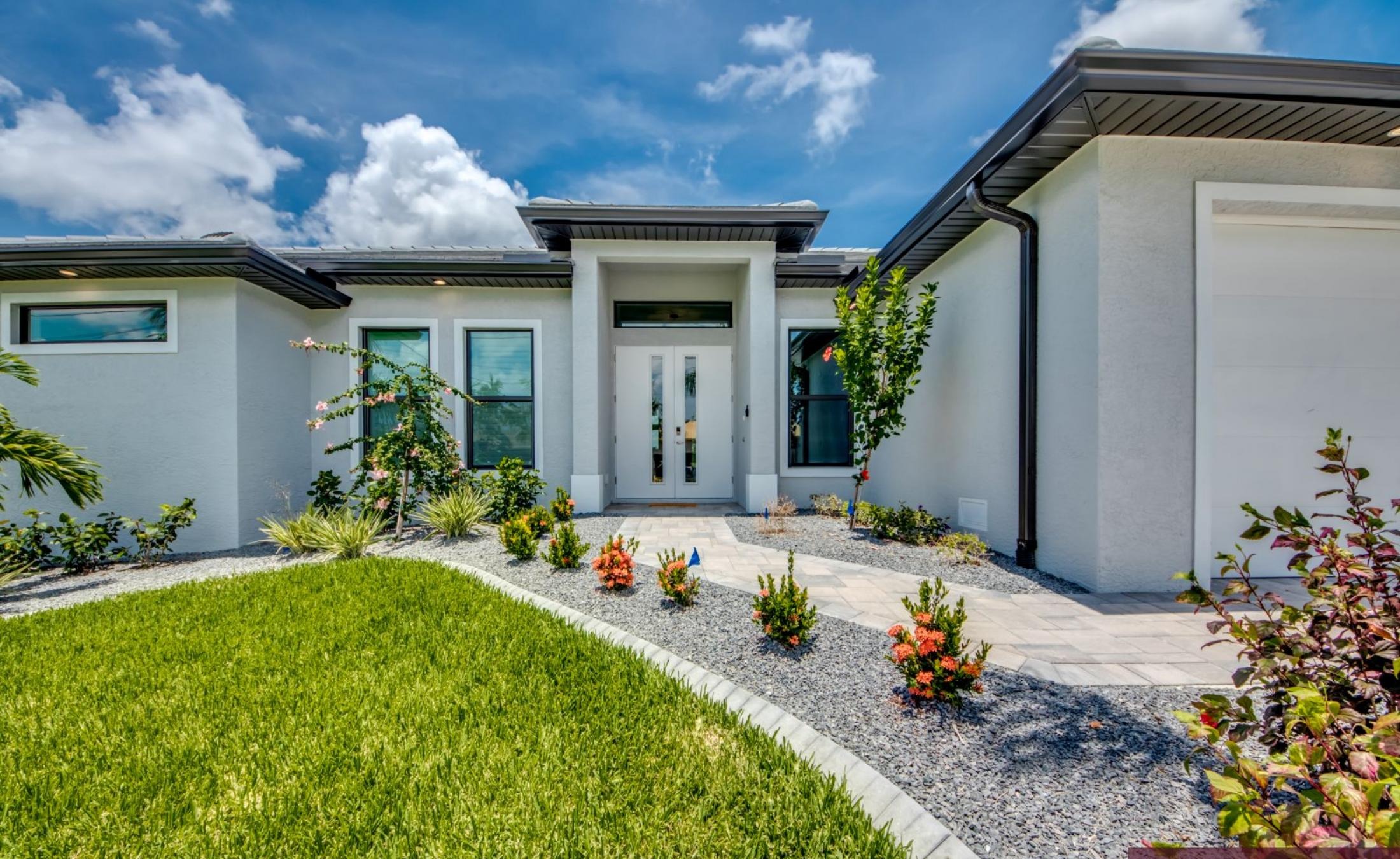 Beheizter Pool mit Spa auf sonnigem Pooldeck am Kanal mit Bootsdock und Lift.