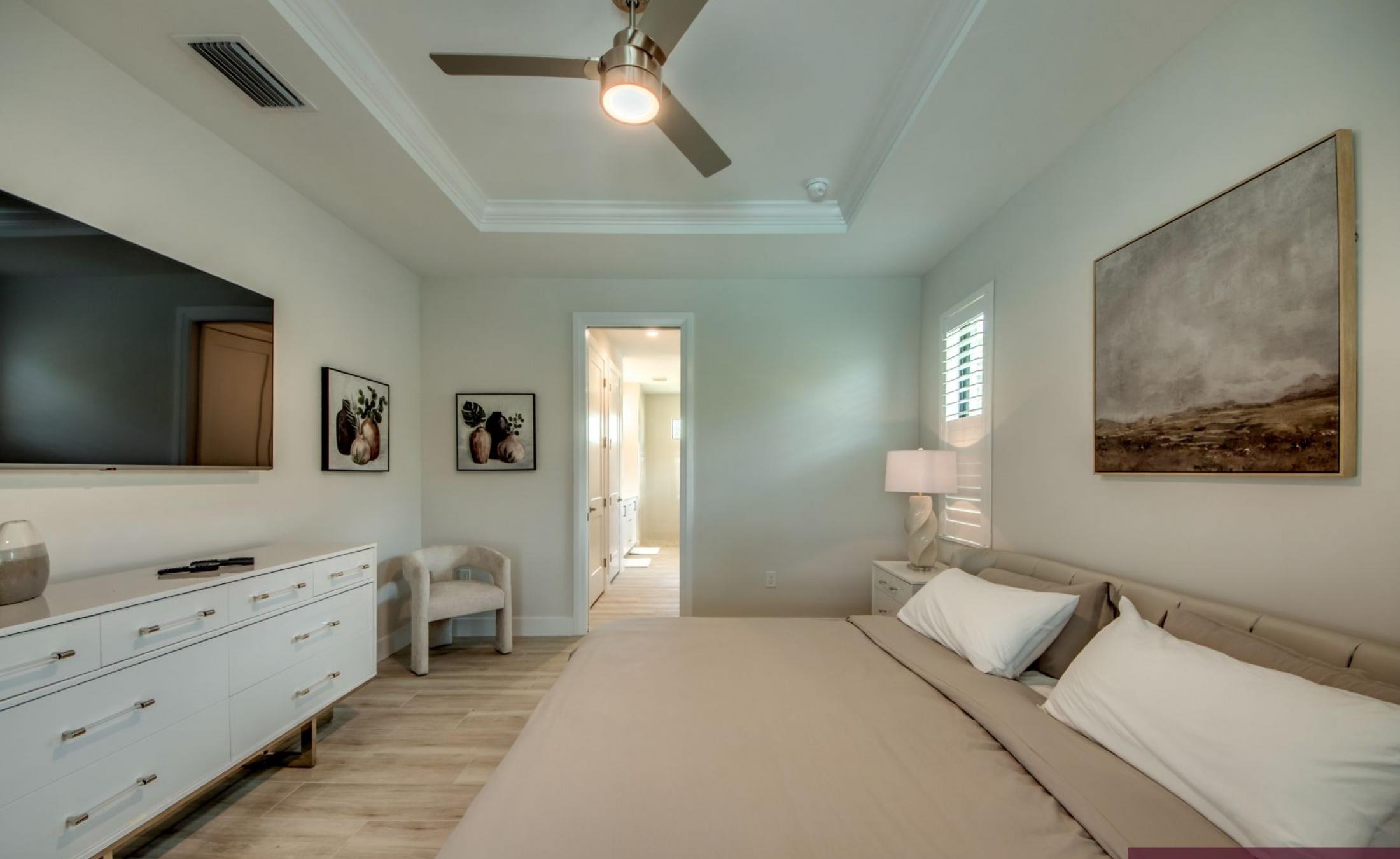 Beheizter Pool mit Spa auf dem sonnigen Pooldeck am Kanal mit Bootsdock und Lift.