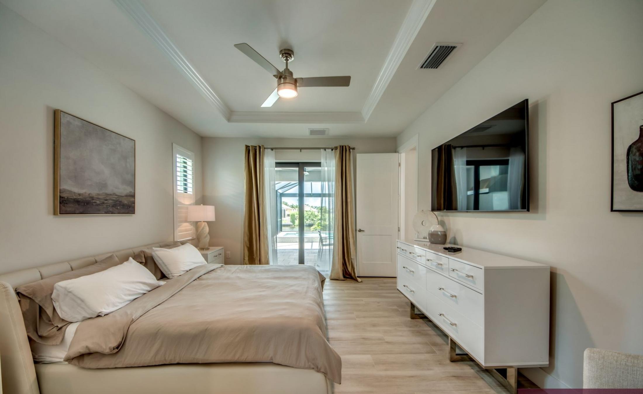 Beheizter Pool mit Spa auf sonnigem Pooldeck am Kanal mit Bootsdock und Lift.