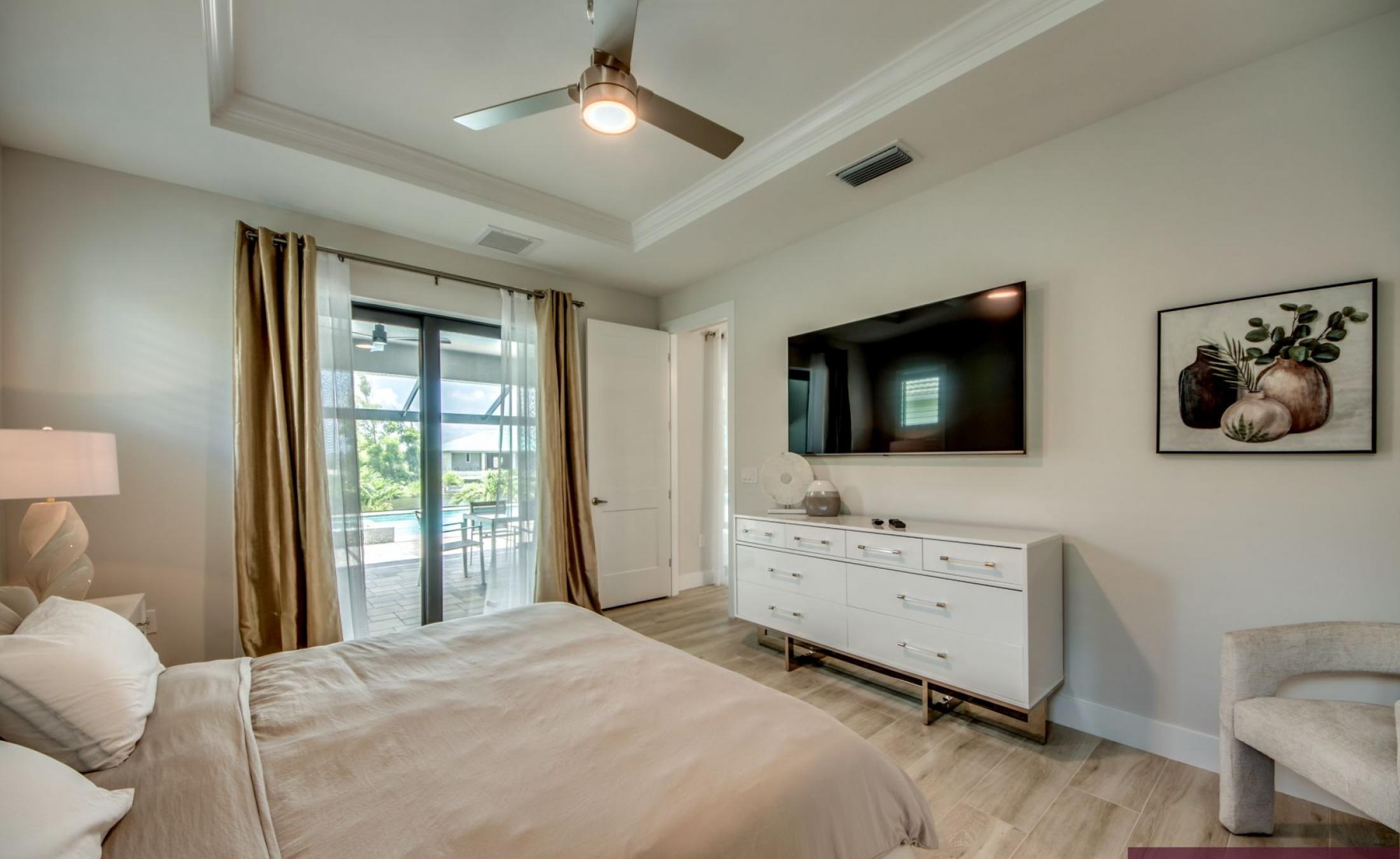 Beheizter Pool mit Spa auf dem sonnigen Pooldeck am Kanal mit Bootsdock und Lift.