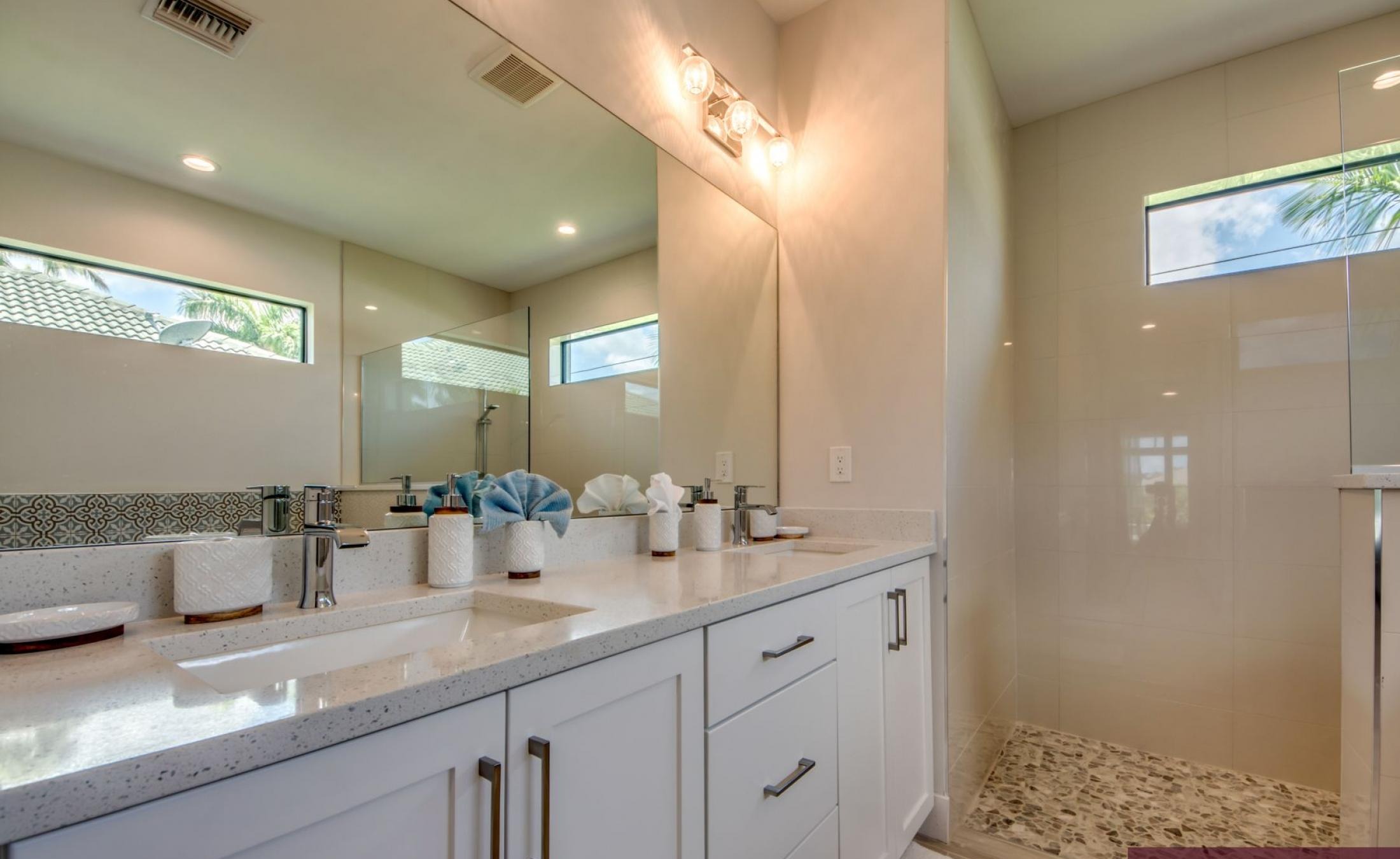 Beheizter Pool mit Spa und Pooldeck am Kanal mit Bootsdock und Lift.