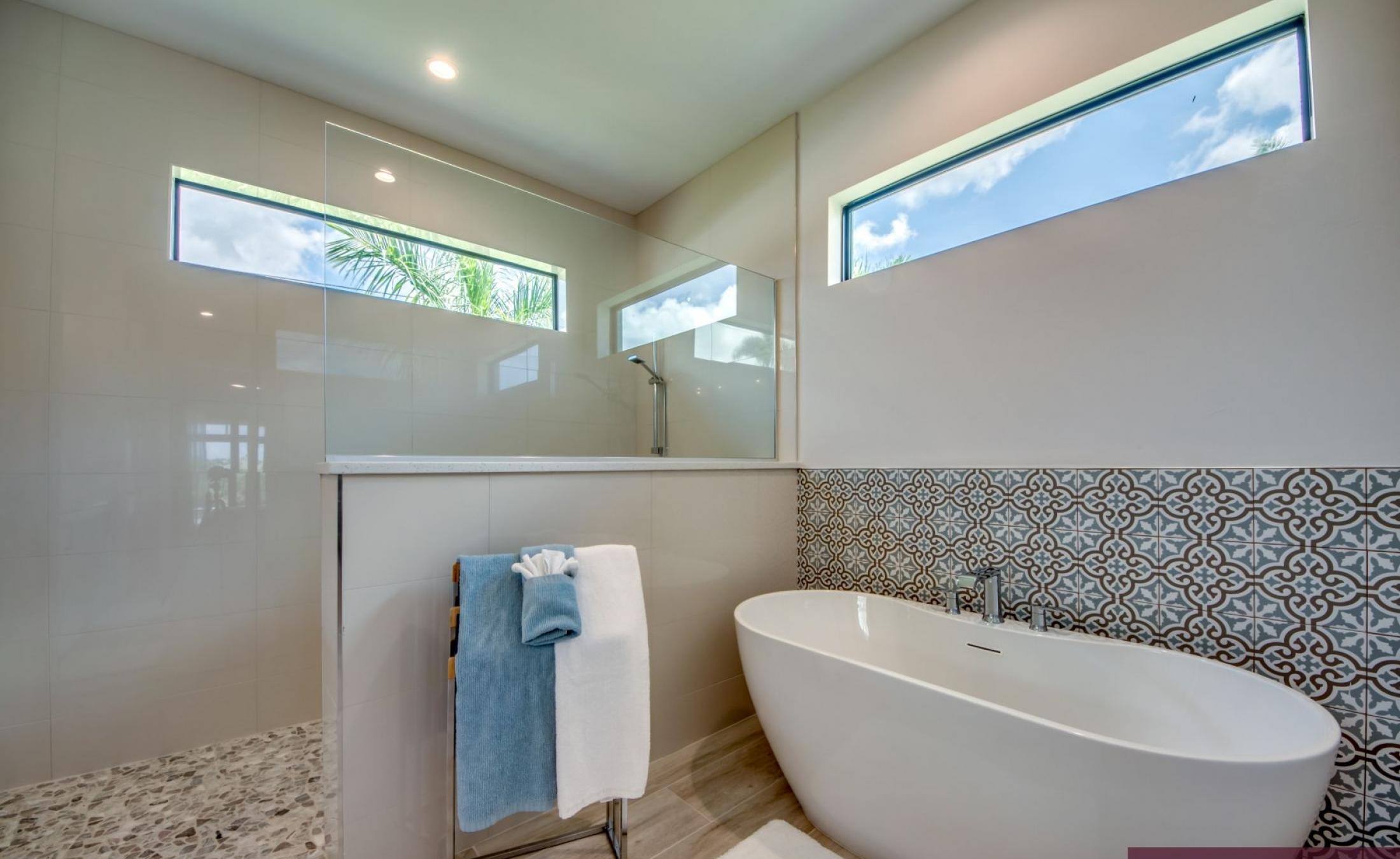 Beheizter Pool mit Spa auf sonnigem Pooldeck am Kanal mit Bootsdock und Lift.