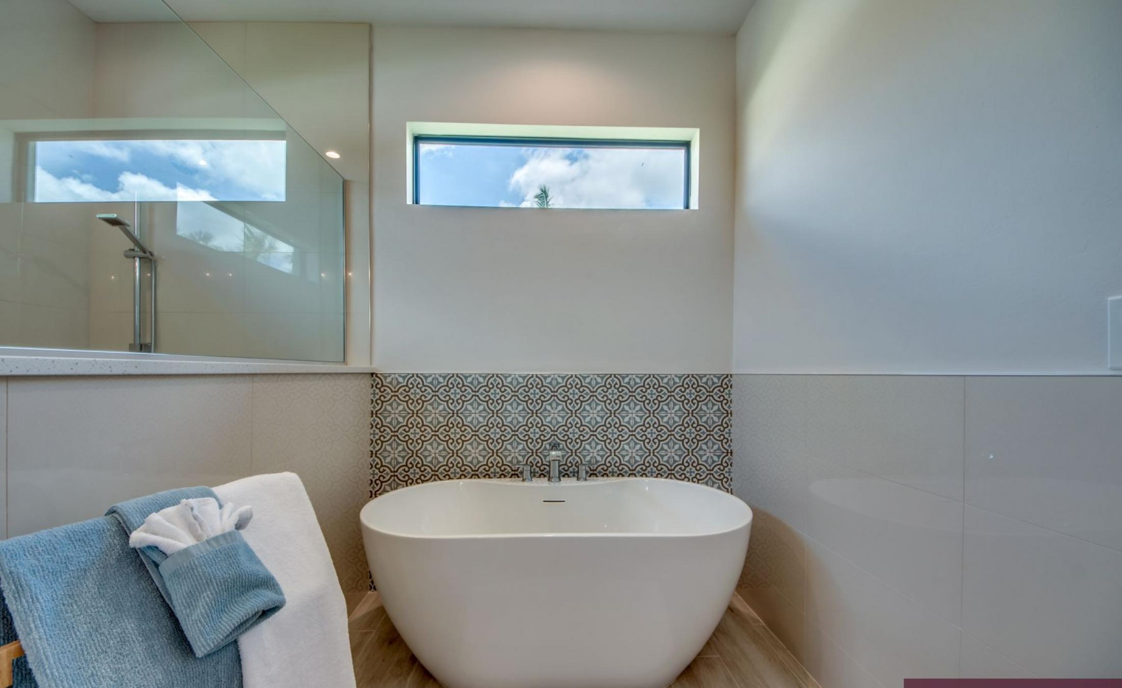 Beheizter Pool mit Spa auf dem sonnigen Pooldeck am Kanal mit Bootsdock und Lift.