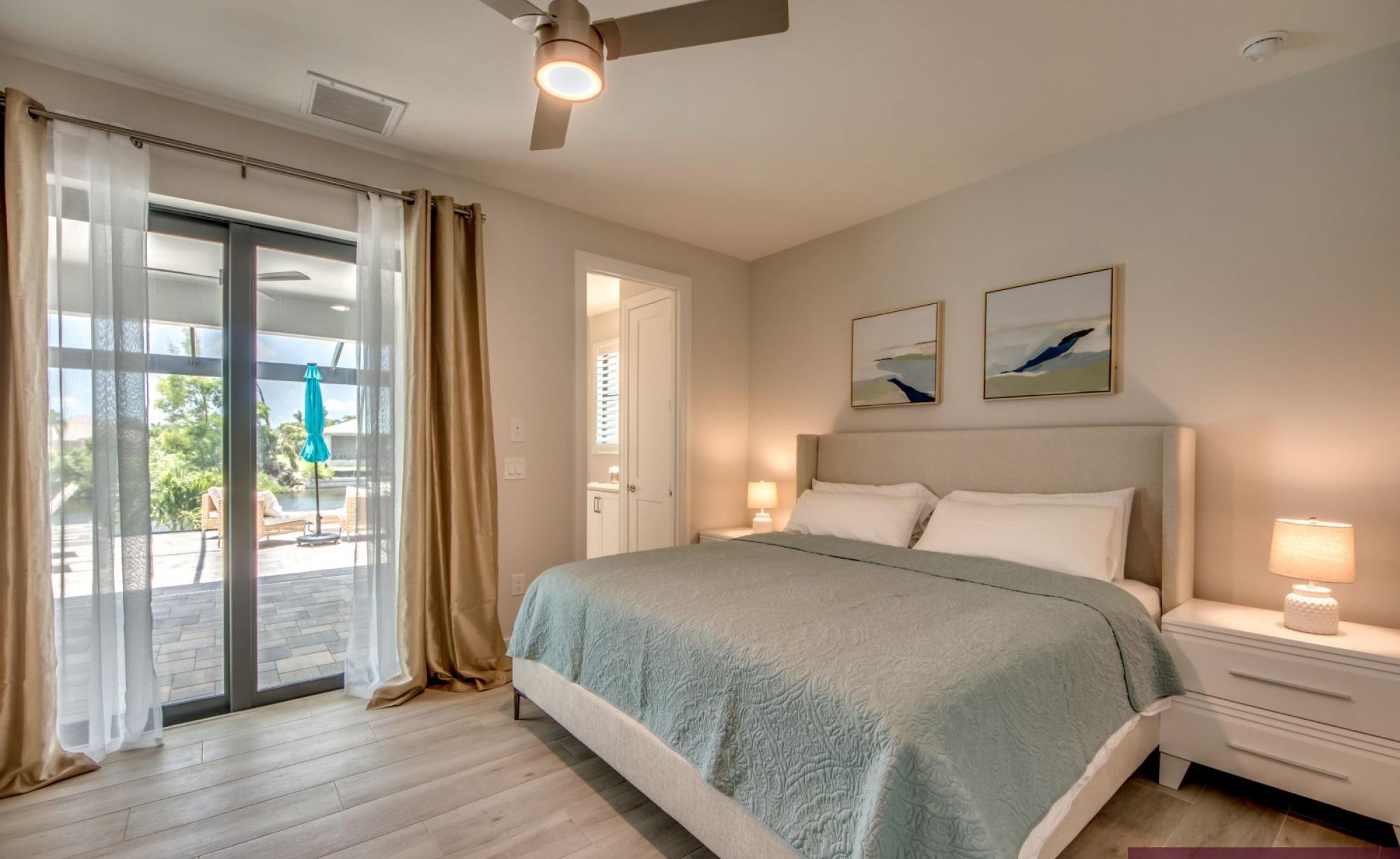 Beheizter Pool mit Spa auf dem sonnigen Pooldeck am Kanal.