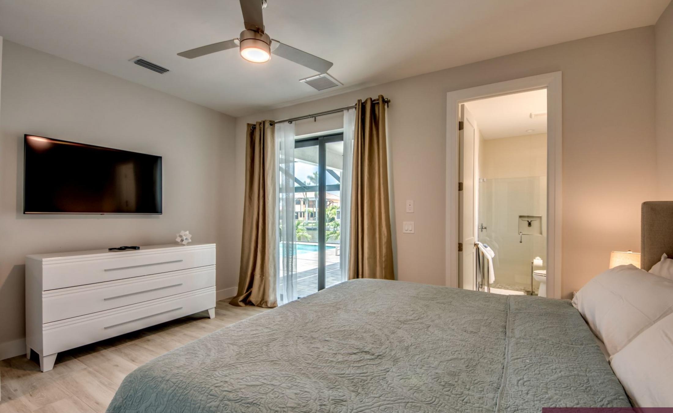 Beheizter Pool mit Spa auf sonnigem Pooldeck am Kanal, mit Bootsdock und Lift.