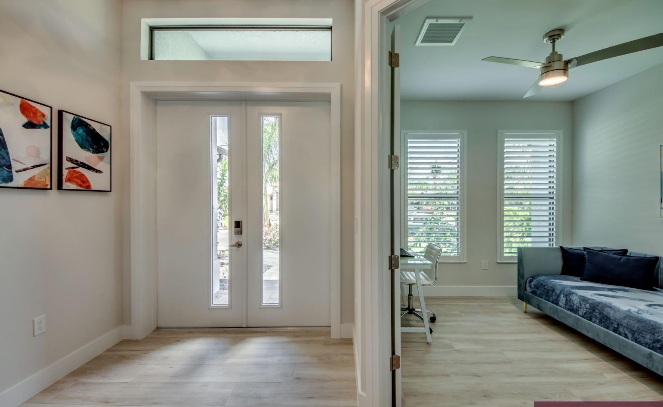 Beheizter Pool mit Spa auf sonnigem Pooldeck am Kanal mit Bootsdock und Lift.