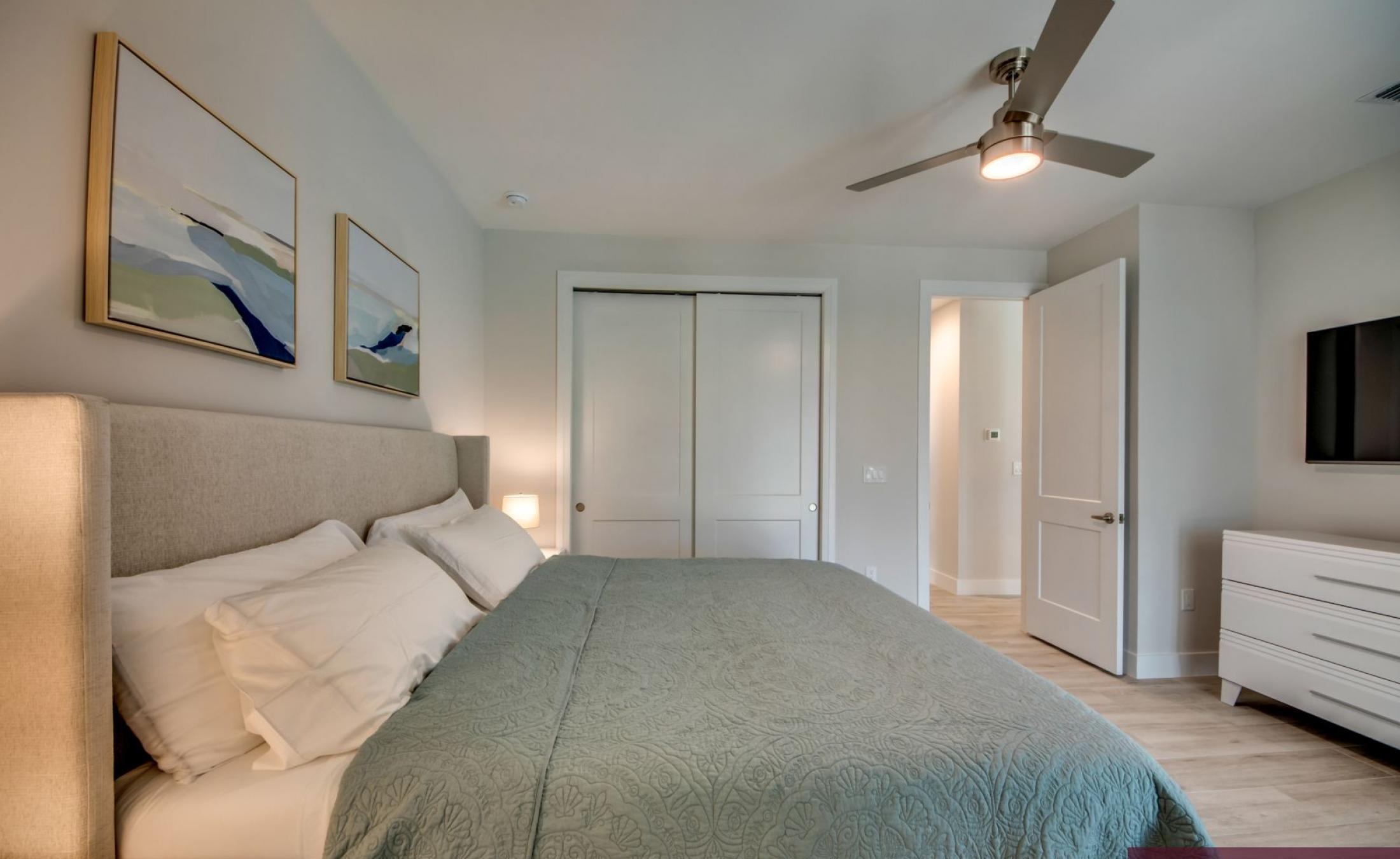 Beheizter Pool mit Spa auf sonnigem Pooldeck am Kanal, mit Bootsdock und Bootslift.