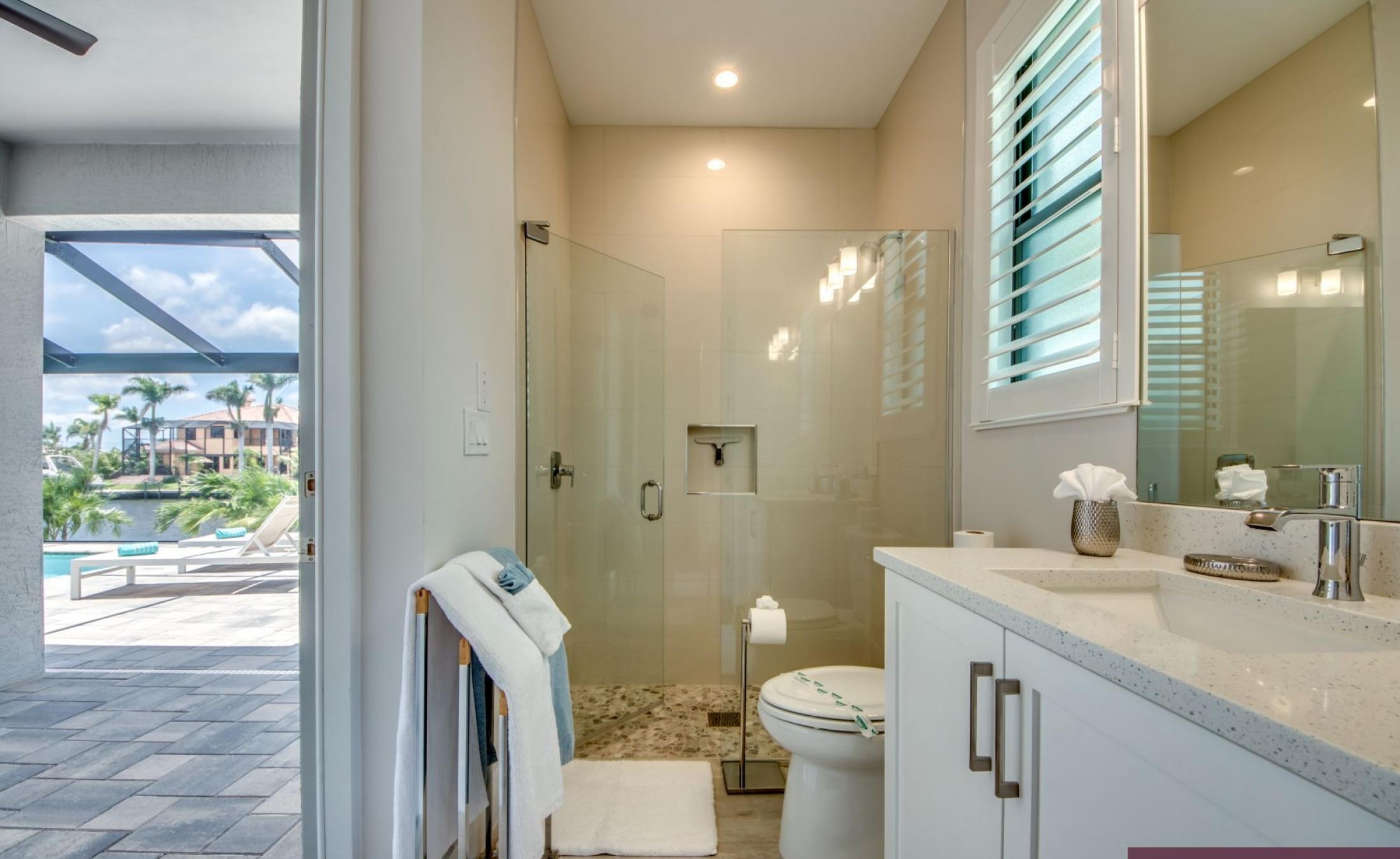 Beheizter Pool mit Spa auf dem Pooldeck am Kanal mit Bootsdock und Lift.