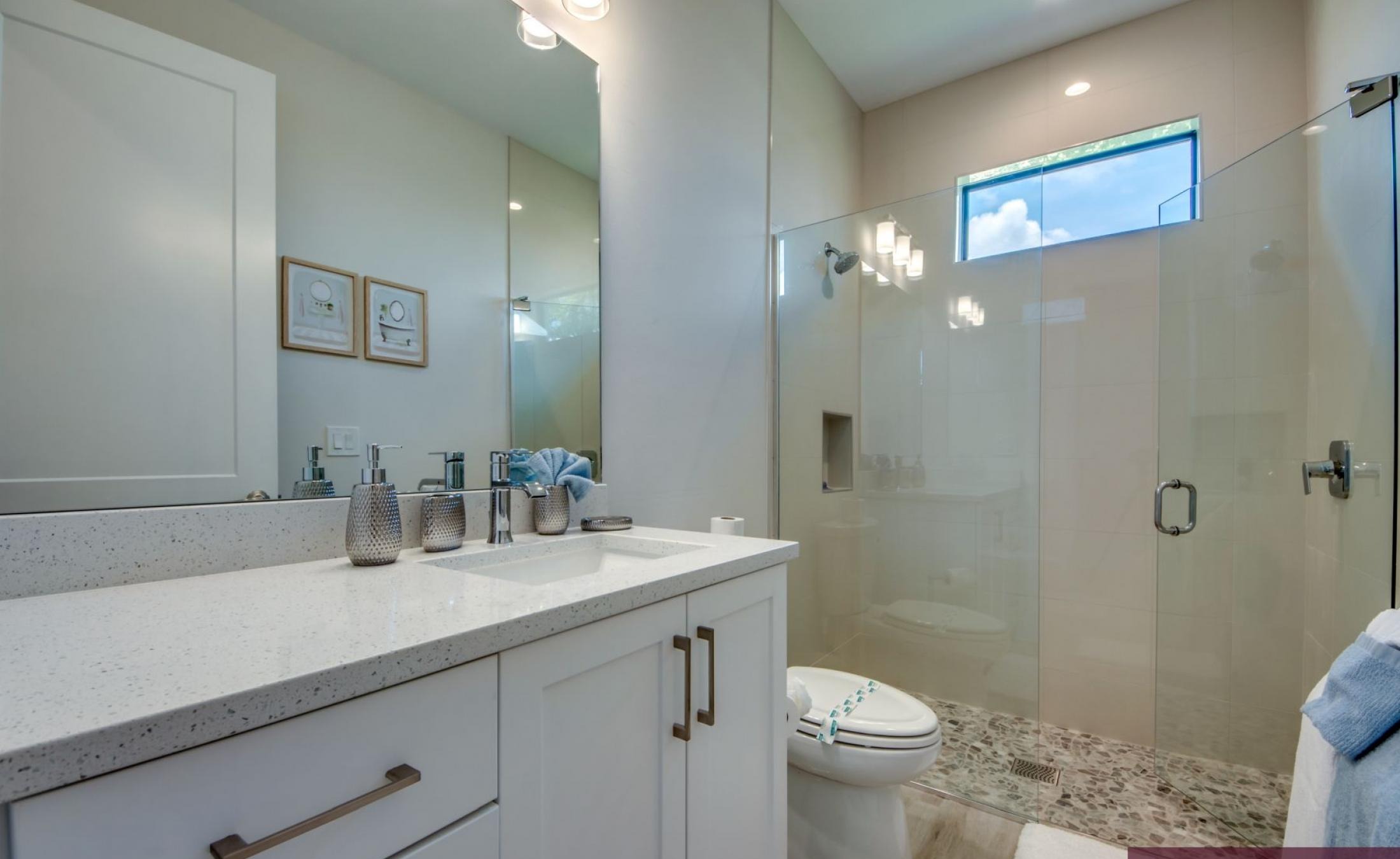 Beheizter Pool mit Spa auf sonnigem Pooldeck am Kanal mit Bootsdock und Lift.